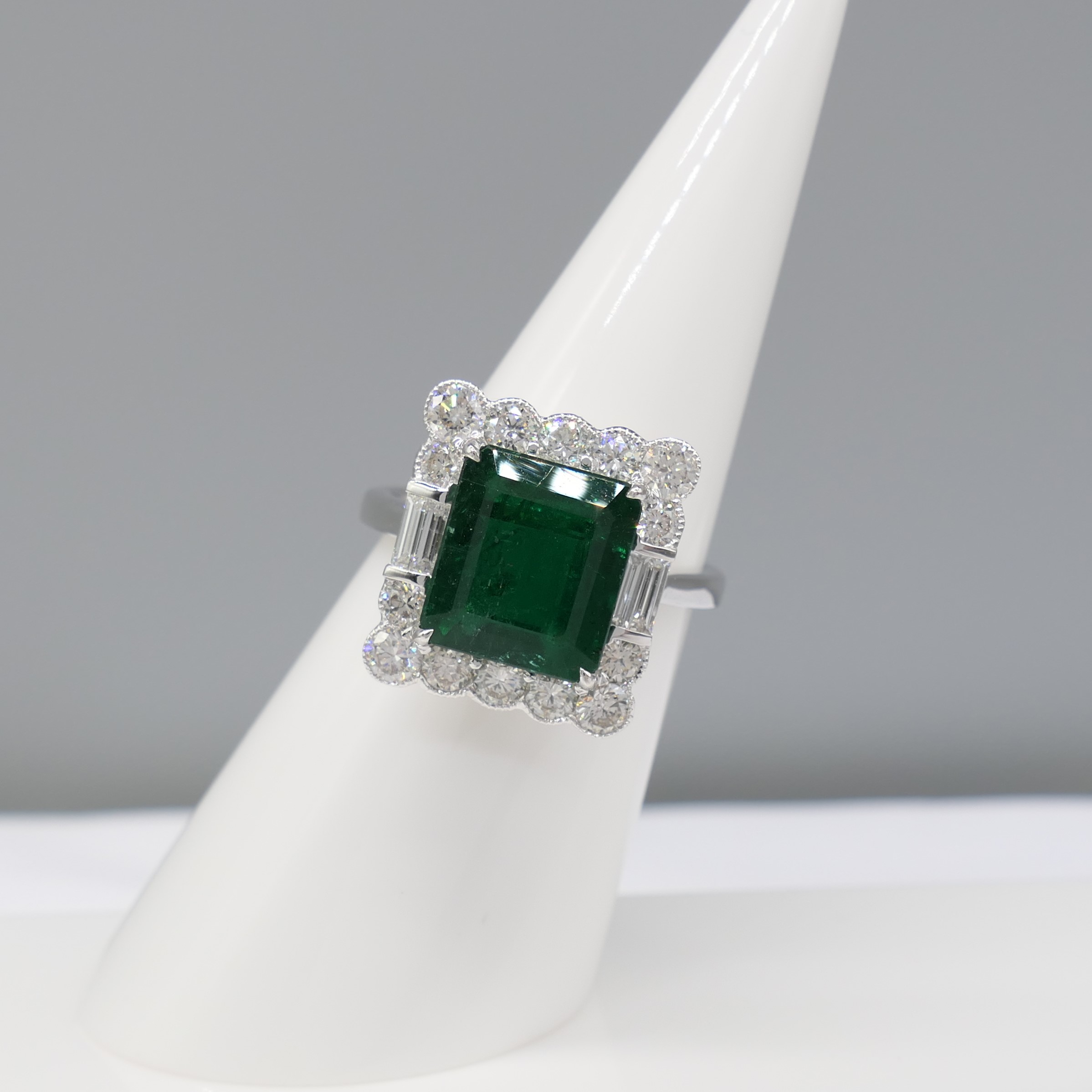 18ct White Gold Cocktail Ring Set With A Large Emerald and Diamonds - Image 4 of 7