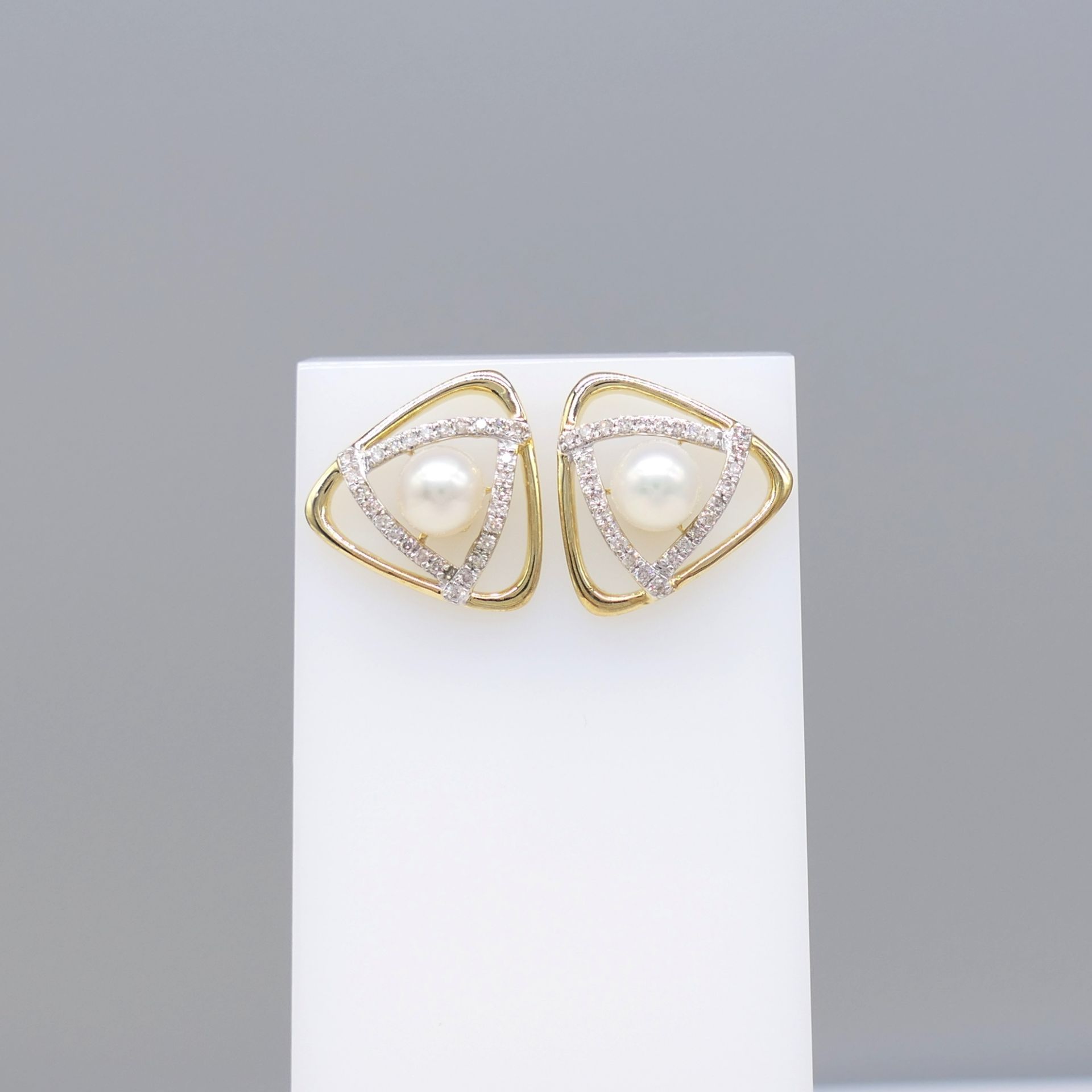 Pair of 9ct Yellow Gold Triangular Ear Studs Set With Cultured Pearls and Diamonds, Boxed - Image 3 of 5