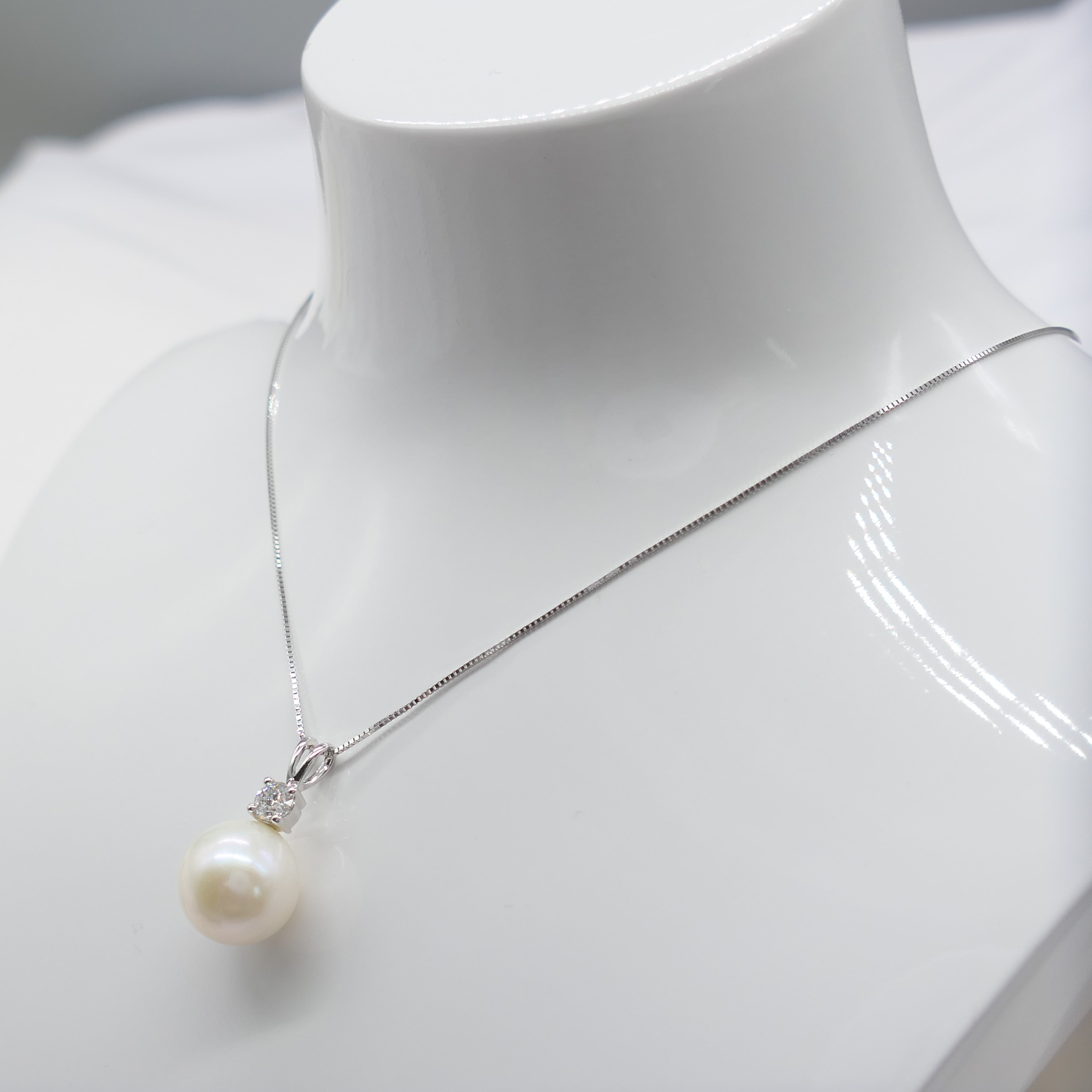 White Gold Freshwater Pearl and Diamond Necklace - Image 5 of 6