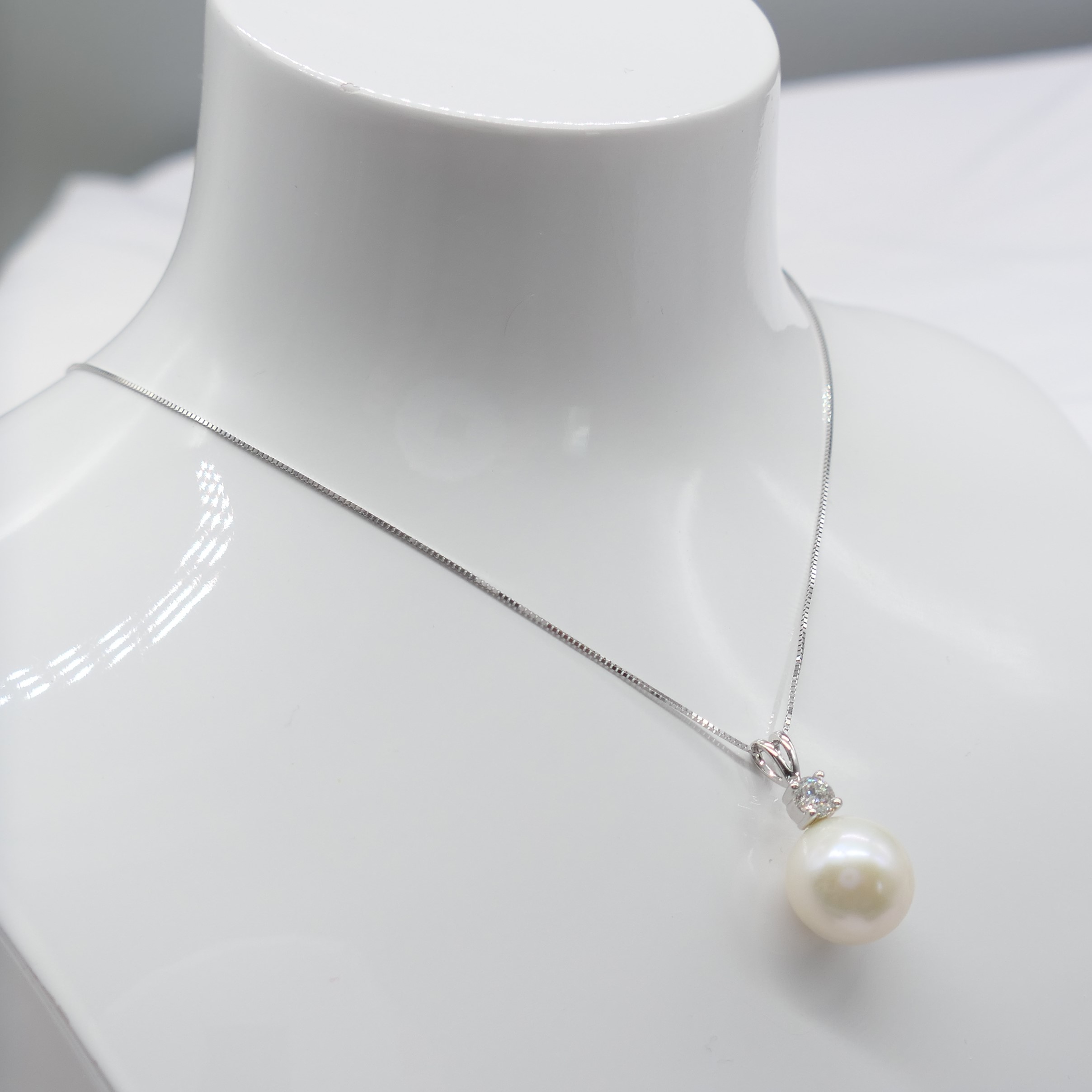 White Gold Freshwater Pearl and Diamond Necklace - Image 6 of 6