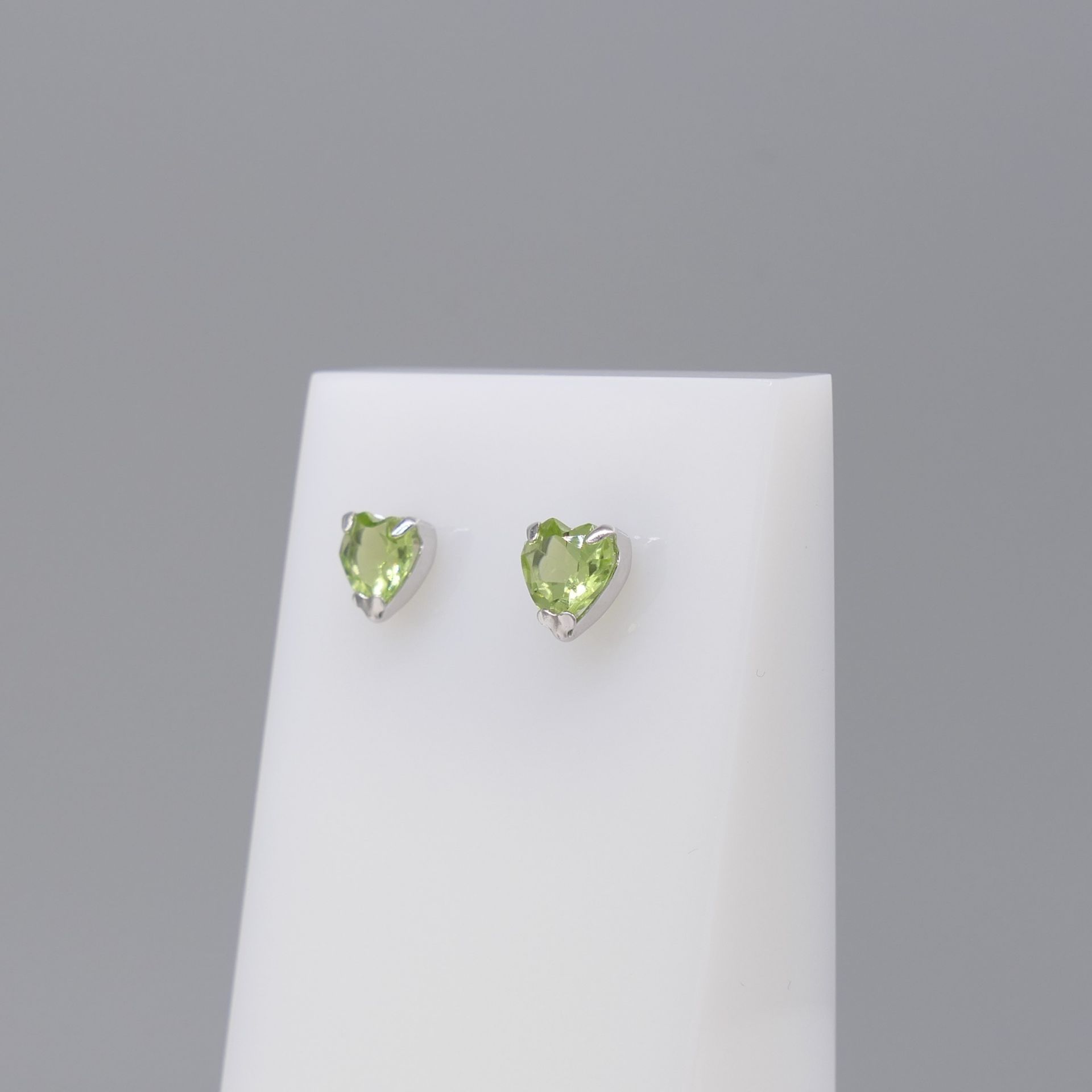 Heart-shaped Ear Studs Set With Peridot Gemstones, In 18ct White Gold, Boxed - Image 4 of 5