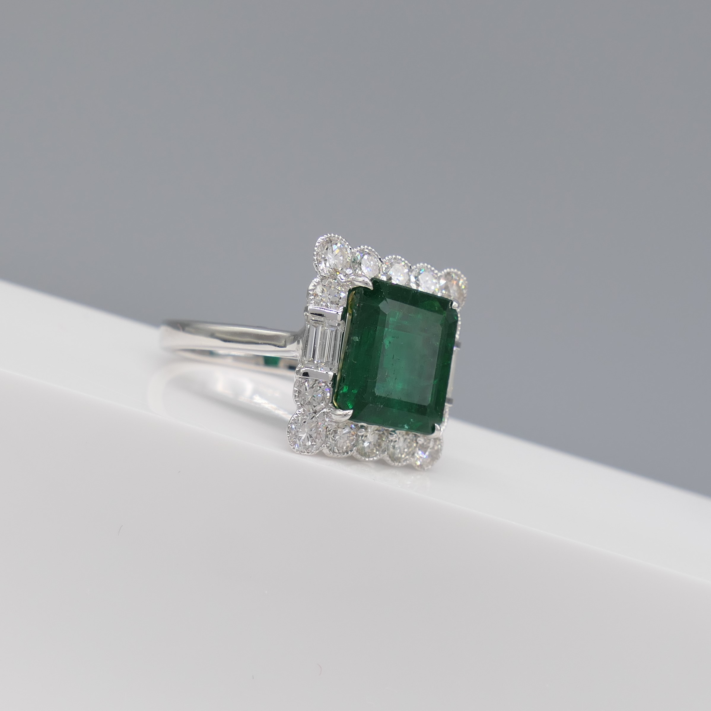 18ct White Gold Cocktail Ring Set With A Large Emerald and Diamonds - Image 3 of 7