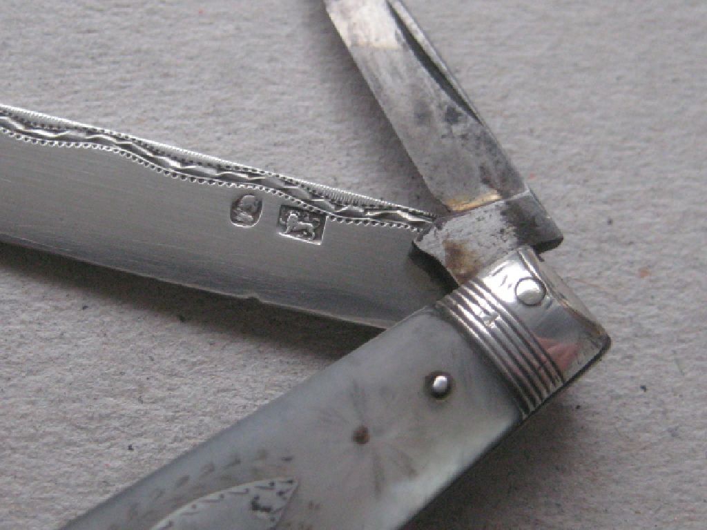 George III Mother of Pearl Hafted Twin Bladed Silver Bladed Folding Fruit Knife - Image 4 of 8
