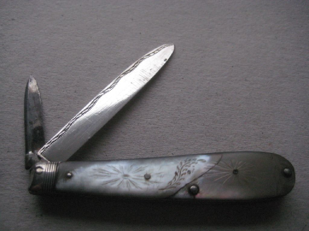 George III Mother of Pearl Hafted Twin Bladed Silver Bladed Folding Fruit Knife - Image 2 of 8