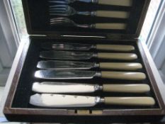 Vintage Set of 12 Piece Fish Servers Knives and Forks In Original Case