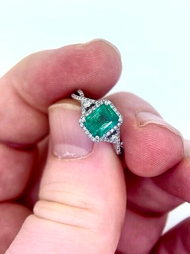 Certified 2.30 tctw Natural Emerald and Diamonds 18K White Gold Ring - Image 4 of 7