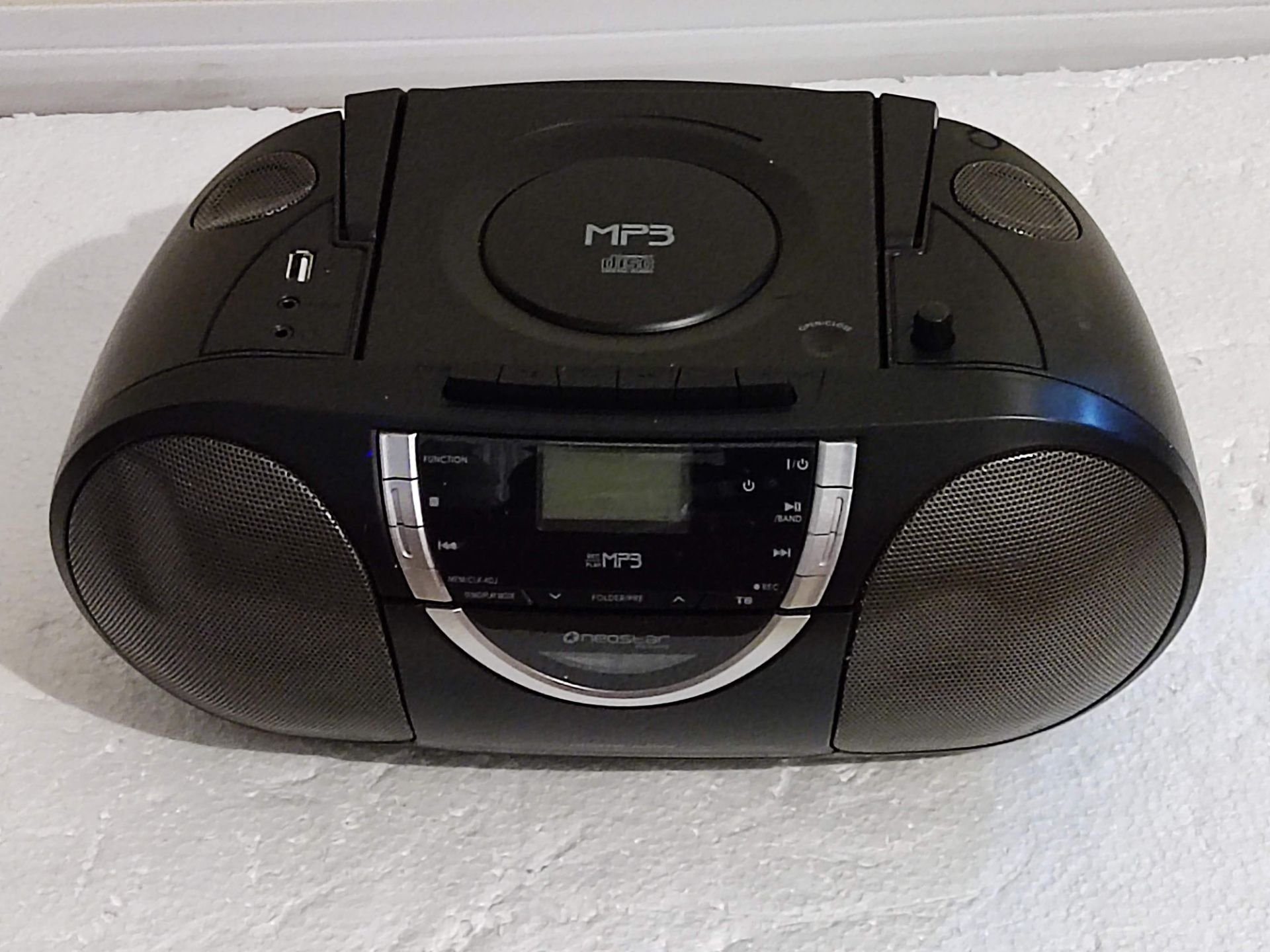 Neostar PCD-1623E Portable CD/MP3 Player (RS-A0221/8)