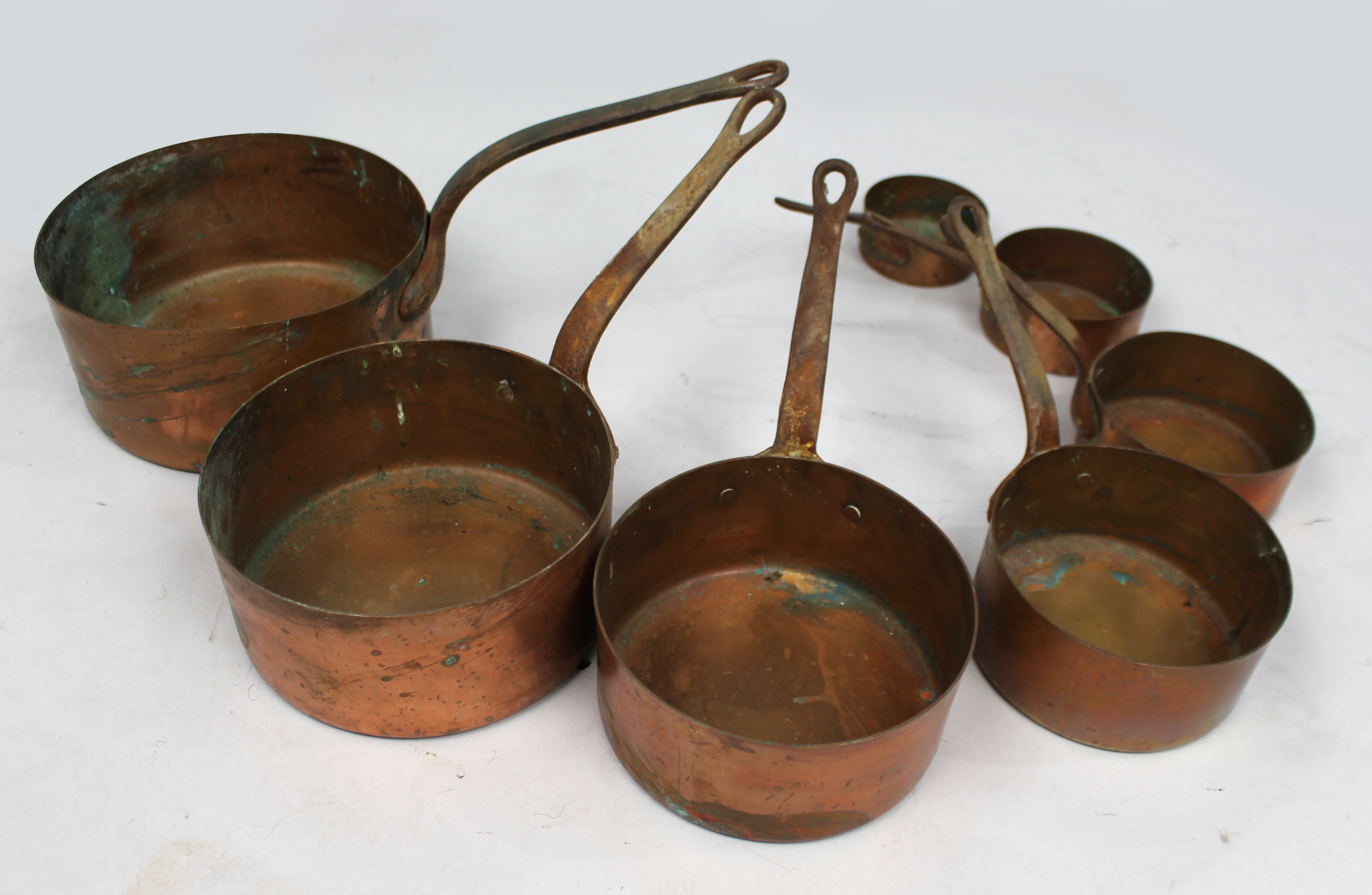 Set of 7 Graduated Copper Saucepans - Image 2 of 2