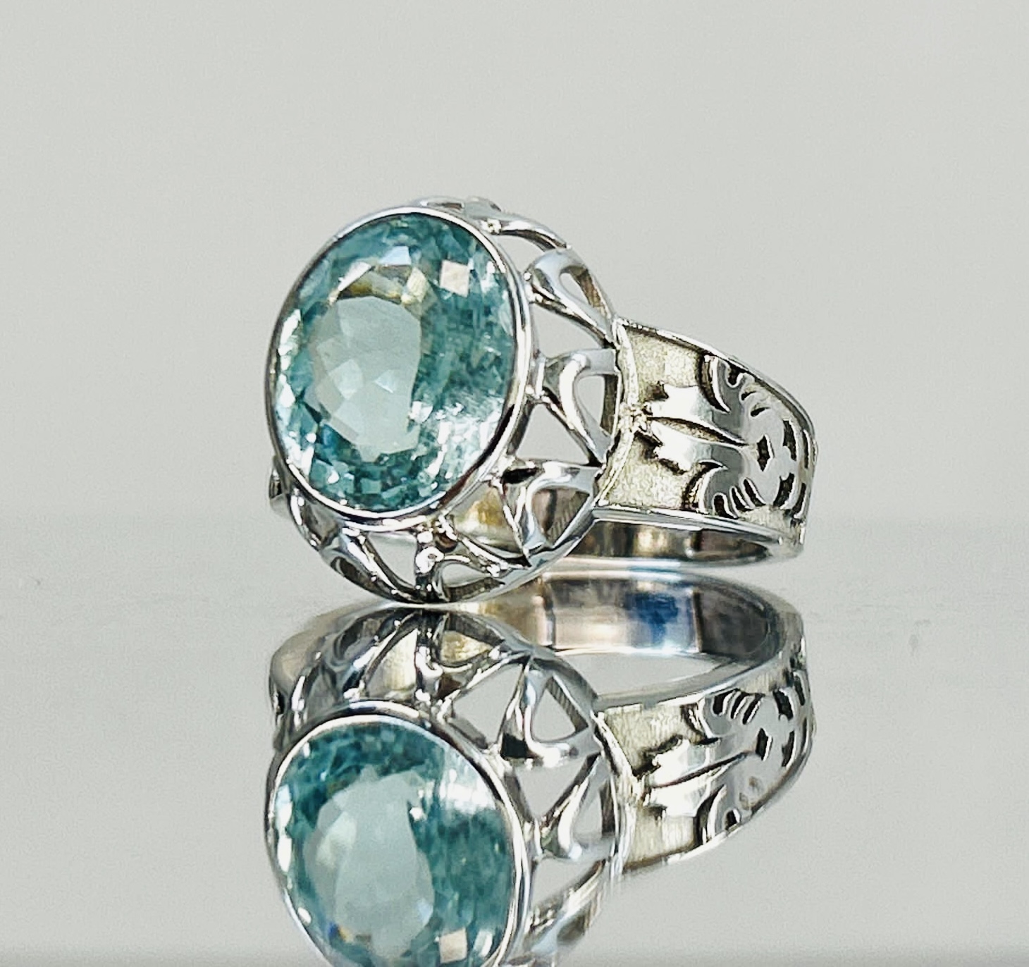 Beautiful Natural Flawless 4.58 CT Aquamarine Ring With Diamonds and 18k Gold - Image 3 of 5