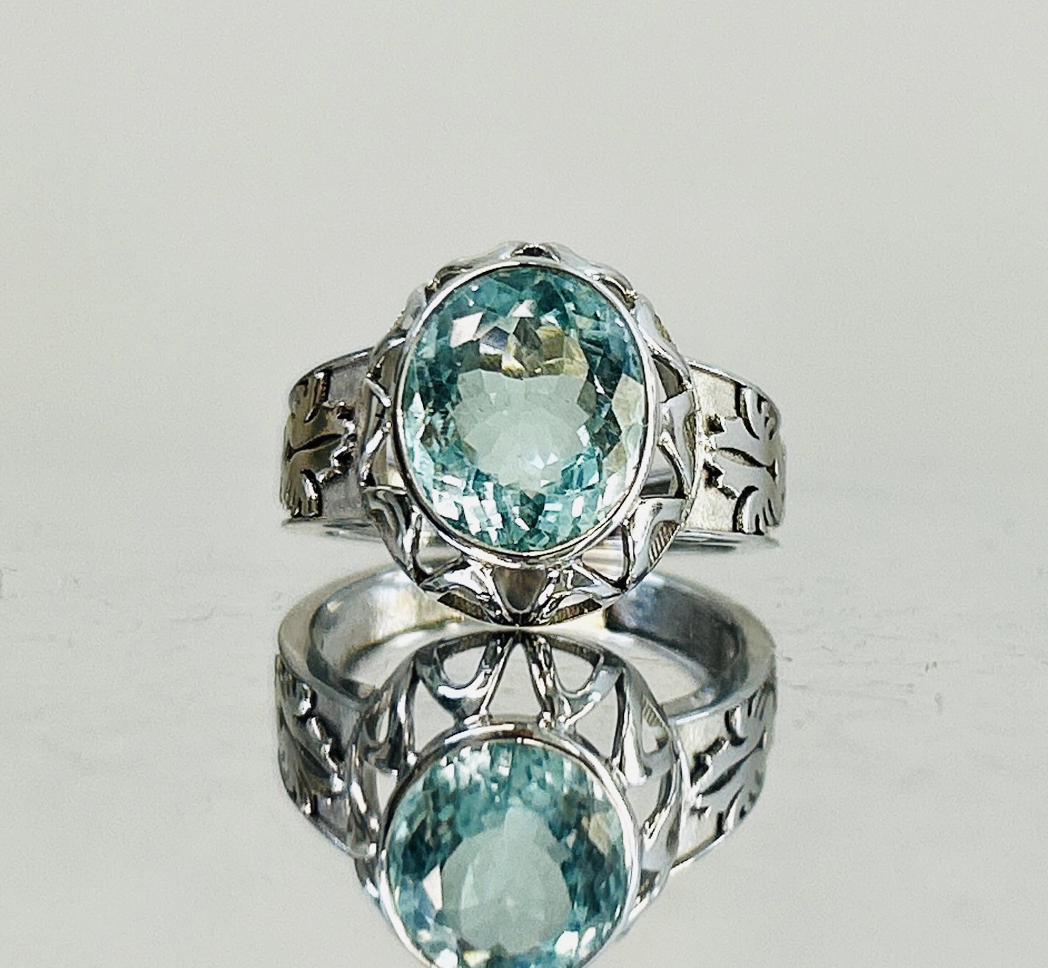 Beautiful Natural Flawless 4.58 CT Aquamarine Ring With Diamonds and 18k Gold - Image 2 of 5
