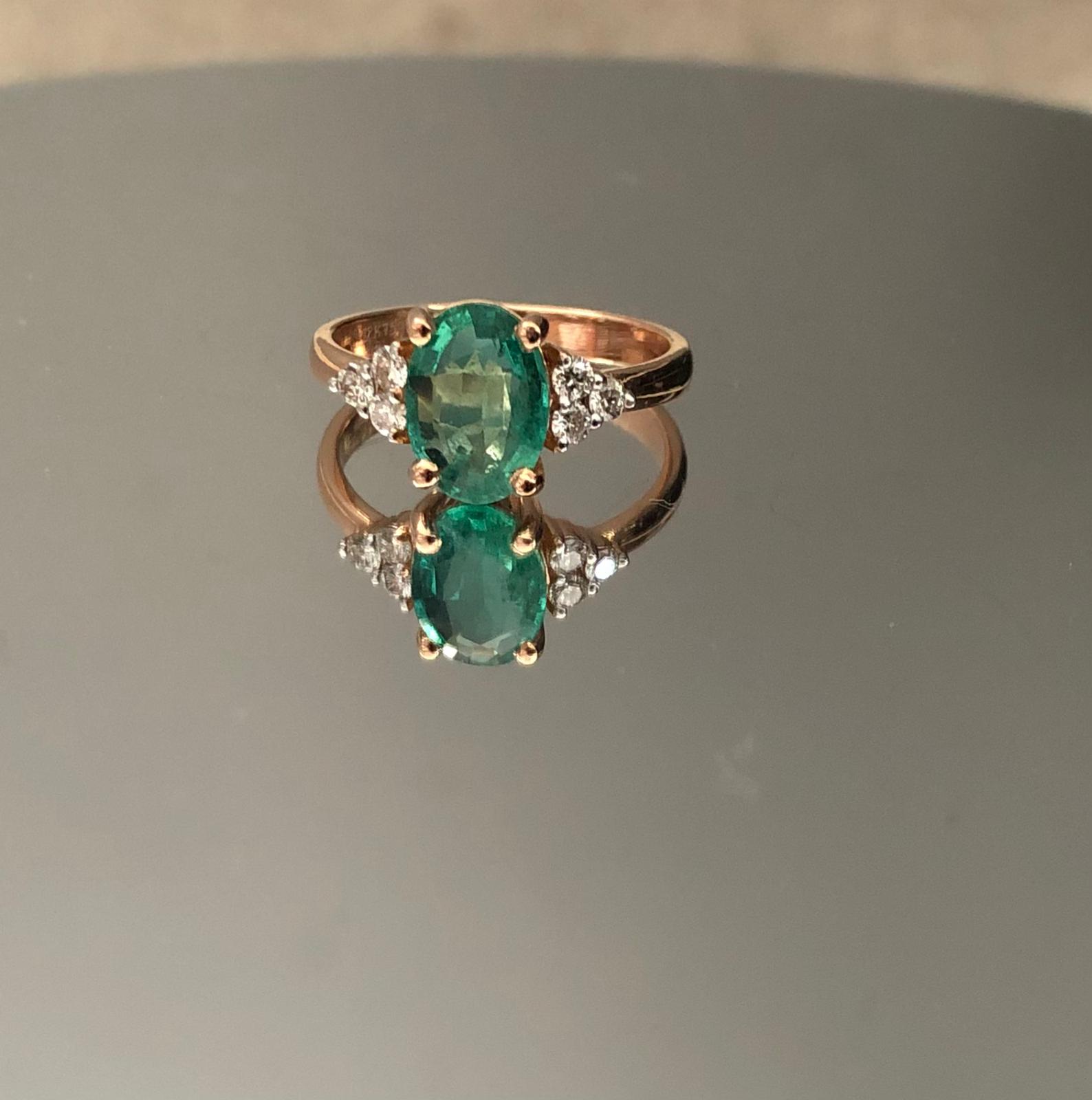 Beautiful 1.83 Carat Natural Emerald Ring With Natural Diamonds and 18k Gold - Image 2 of 5