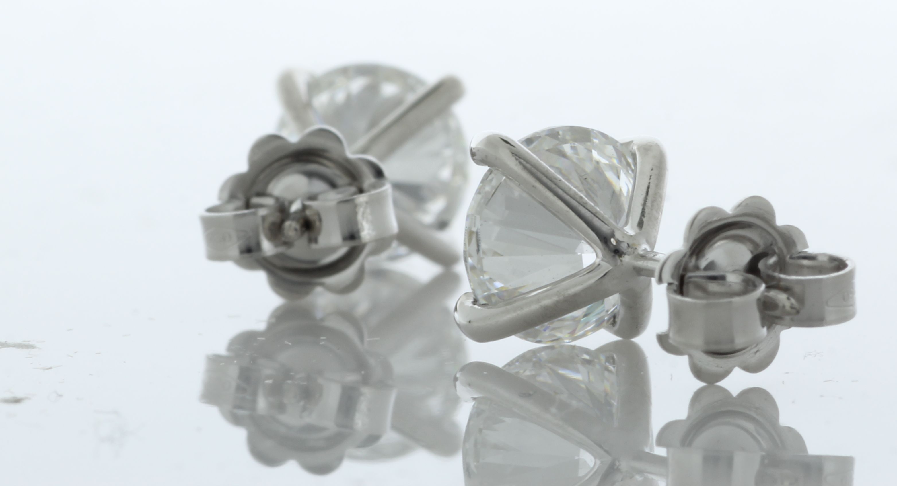18ct White Gold LAB GROWN Diamond Earrings 4.05 Carats - Image 3 of 4
