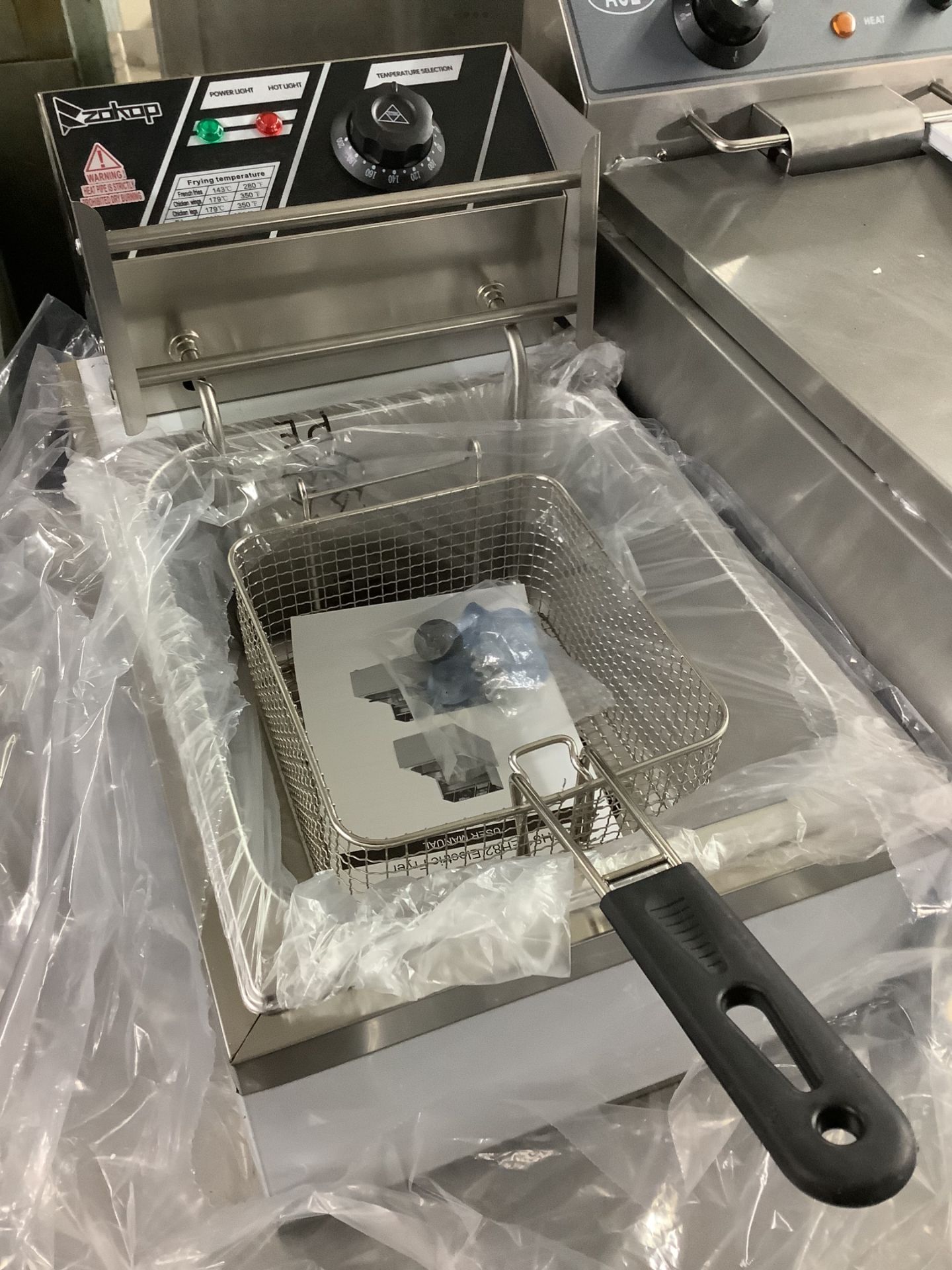 Brand New Single Electric Fryer In Box - Image 2 of 2