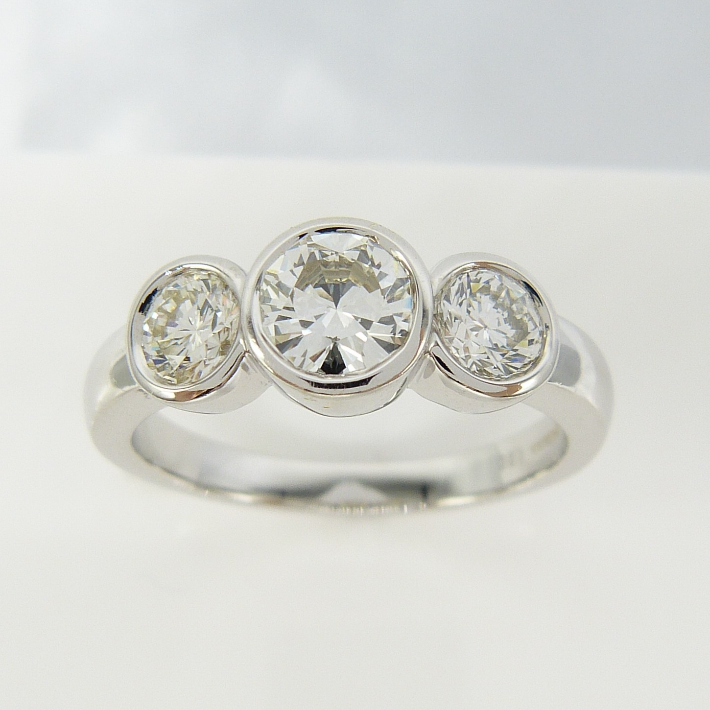 1.00 Carat Graduated Diamond 3-Stone Ring In 18ct White Gold, With Certificate - Image 2 of 8