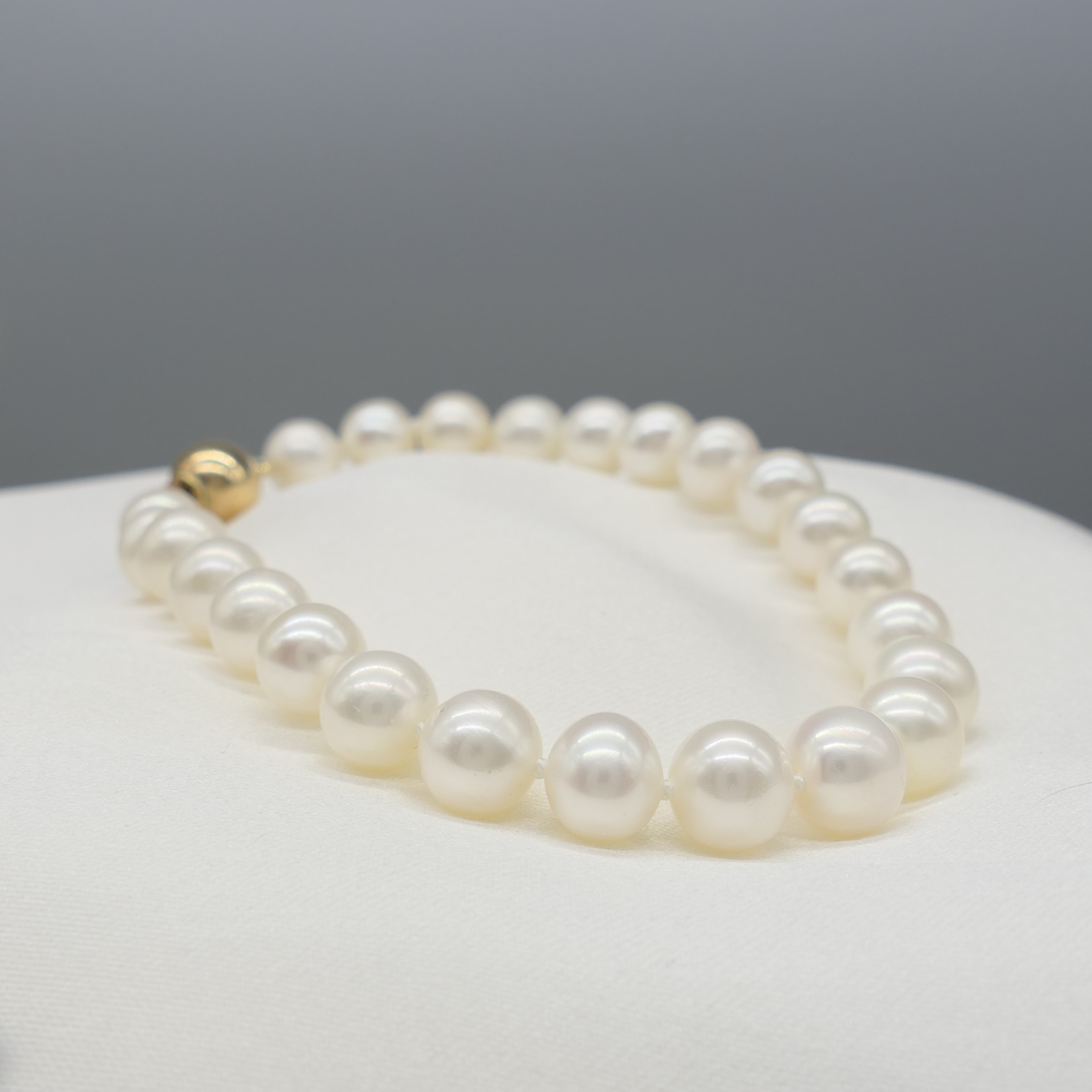 White Cultured Pearl Strung Bracelet With Yellow Gold Ball Clasp - Image 5 of 6