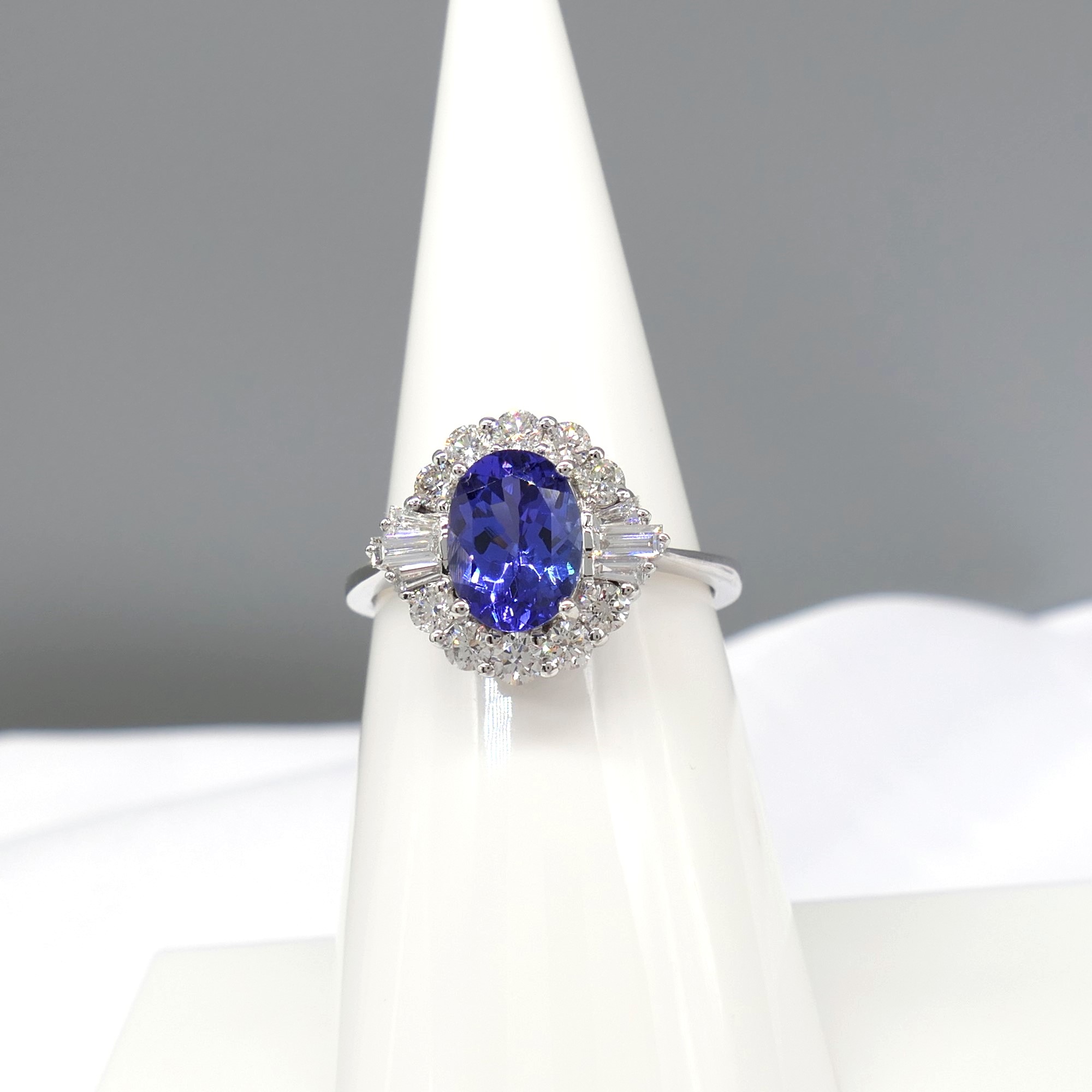 Stylish 1.37 Carat Tanzanite and 0.57 Carat Diamond Cluster Ring In 18ct White Gold - Image 4 of 7