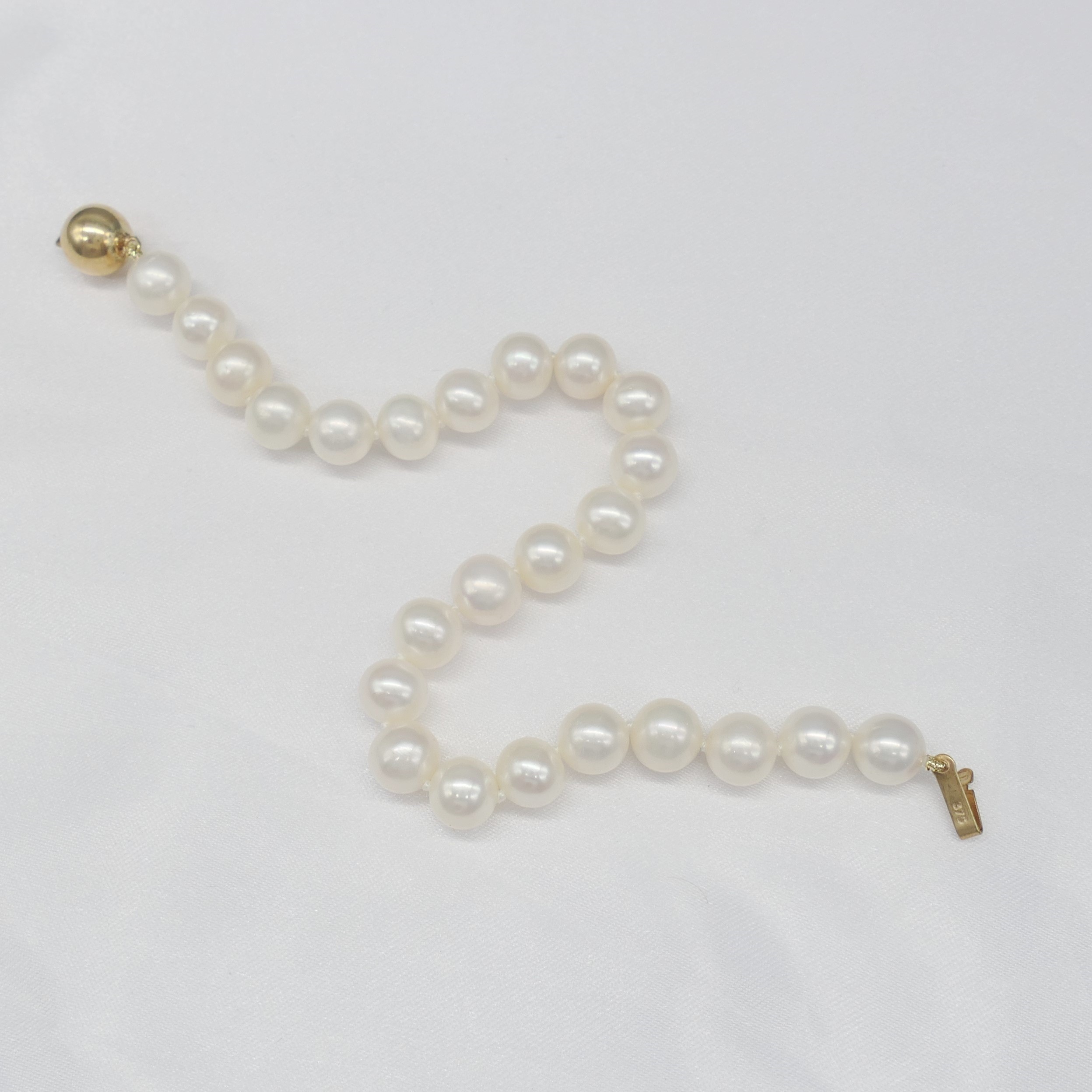 White Cultured Pearl Strung Bracelet With Yellow Gold Ball Clasp - Image 2 of 6