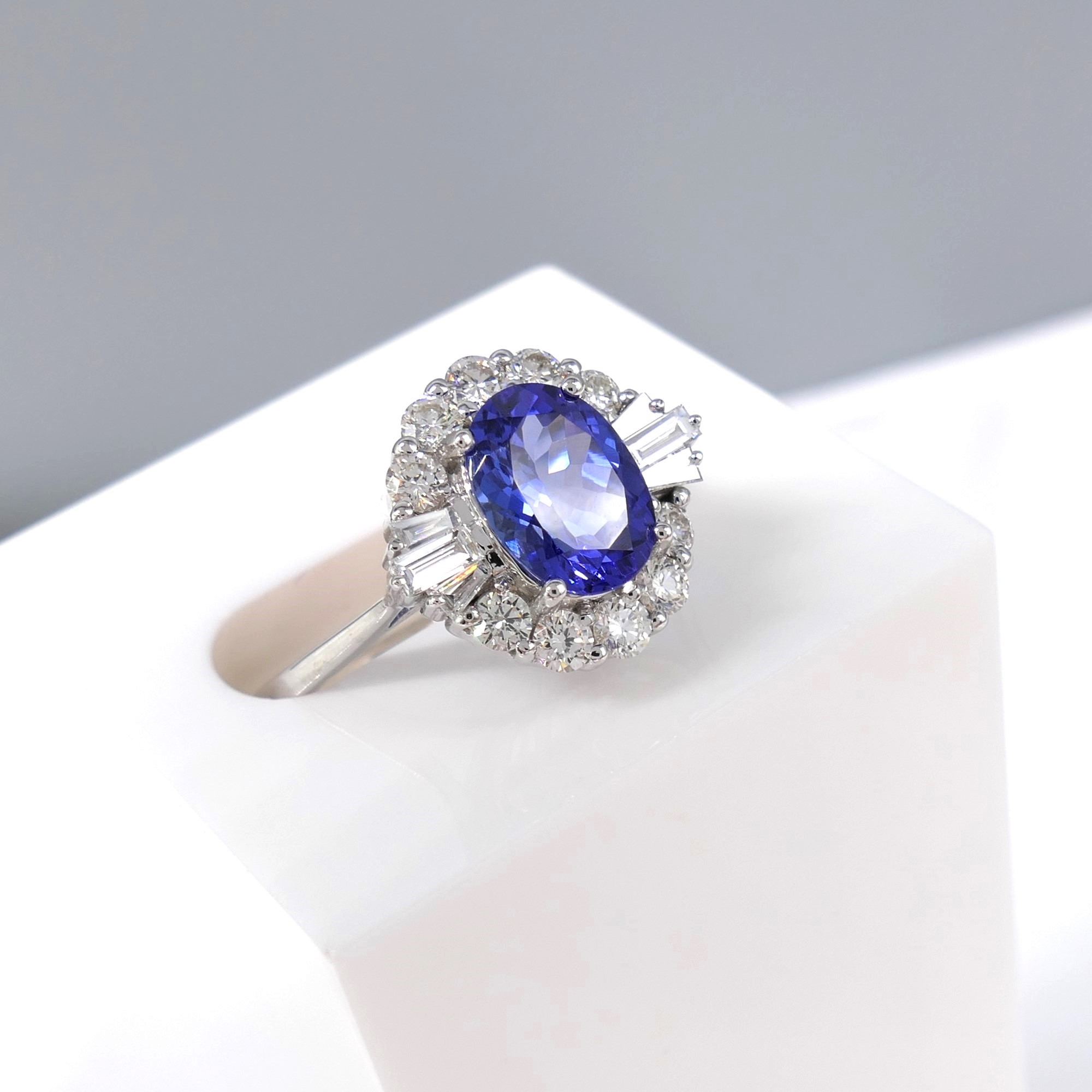 Stylish 1.37 Carat Tanzanite and 0.57 Carat Diamond Cluster Ring In 18ct White Gold - Image 3 of 7