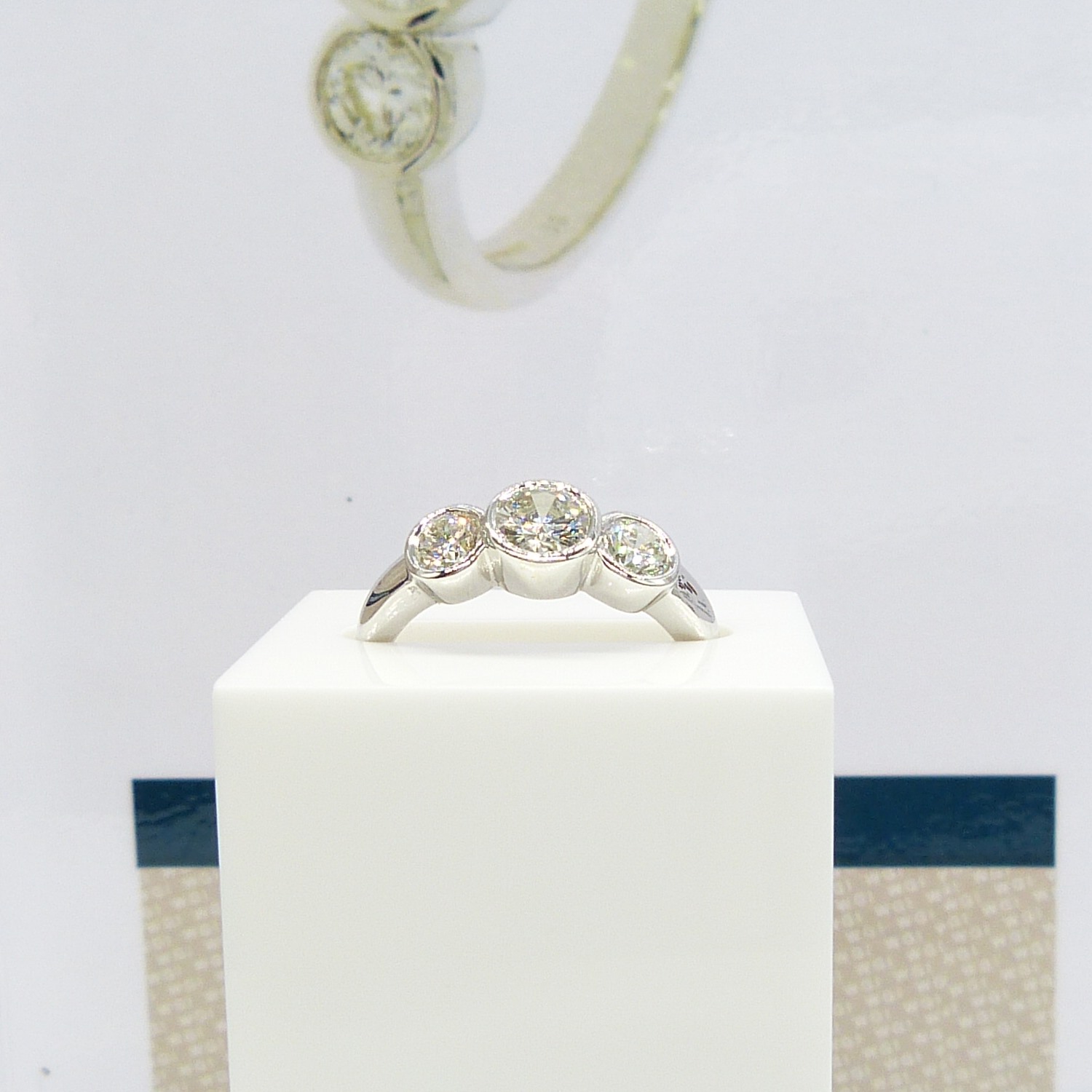 1.00 Carat Graduated Diamond 3-Stone Ring In 18ct White Gold, With Certificate - Image 8 of 8