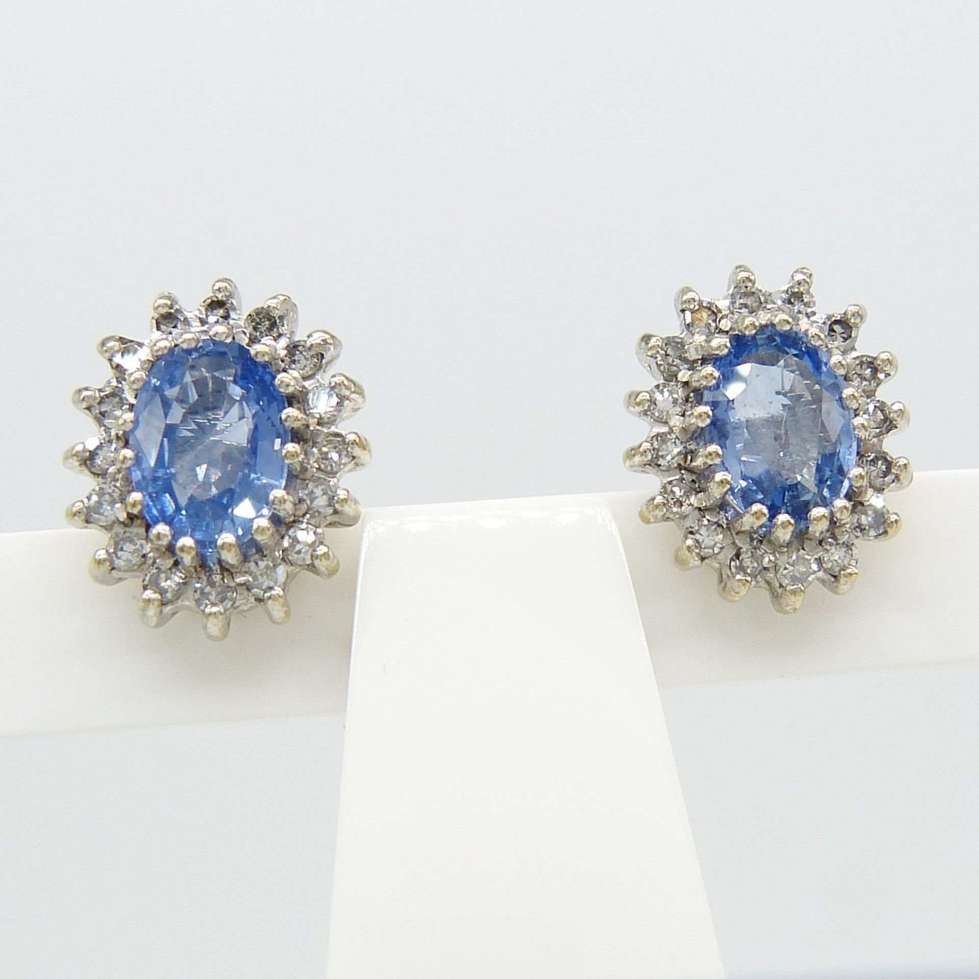 Vintage Pair of Cornflower Blue Sapphire and Diamond Ear Studs With Screw Back Clip On Fittings - Image 4 of 7