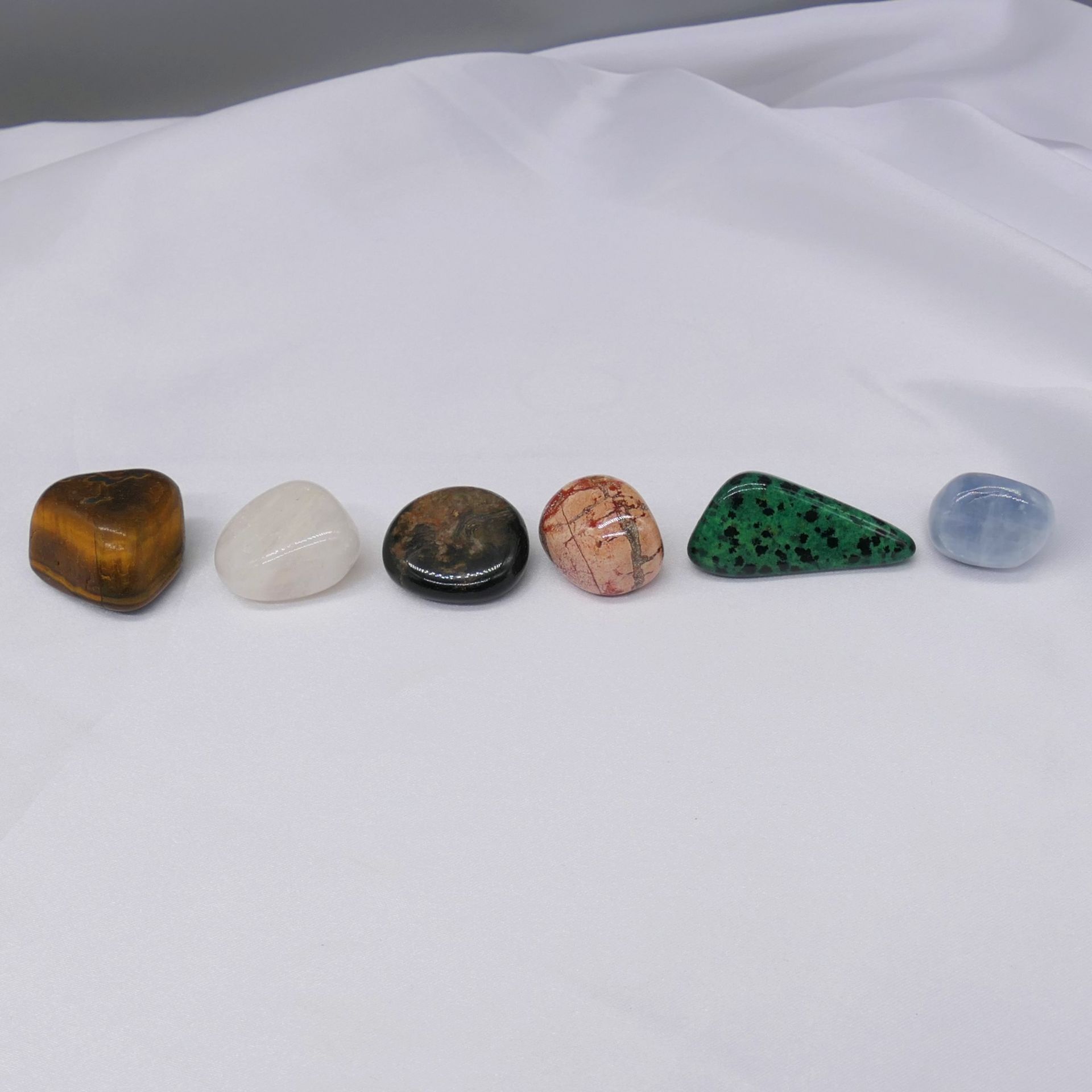 Six Large Natural Tumbled Gemstones Including Tiger's Eye, Jasper and Onyx. 335.0 Carats Total - Image 8 of 8