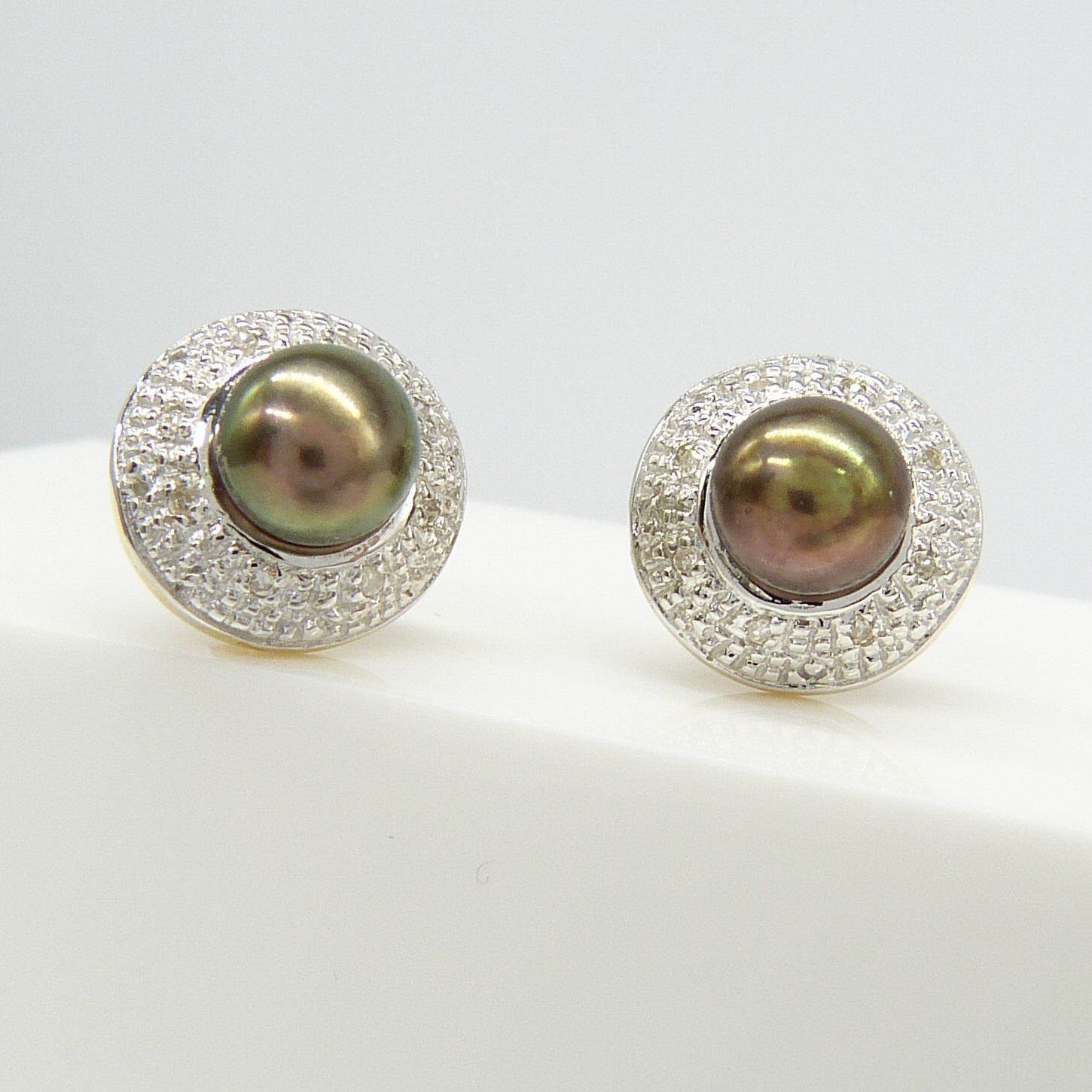 Acorn Style Black Pearl, Diamond and Yellow Gold Ear Studs With Gift Box - Image 6 of 7