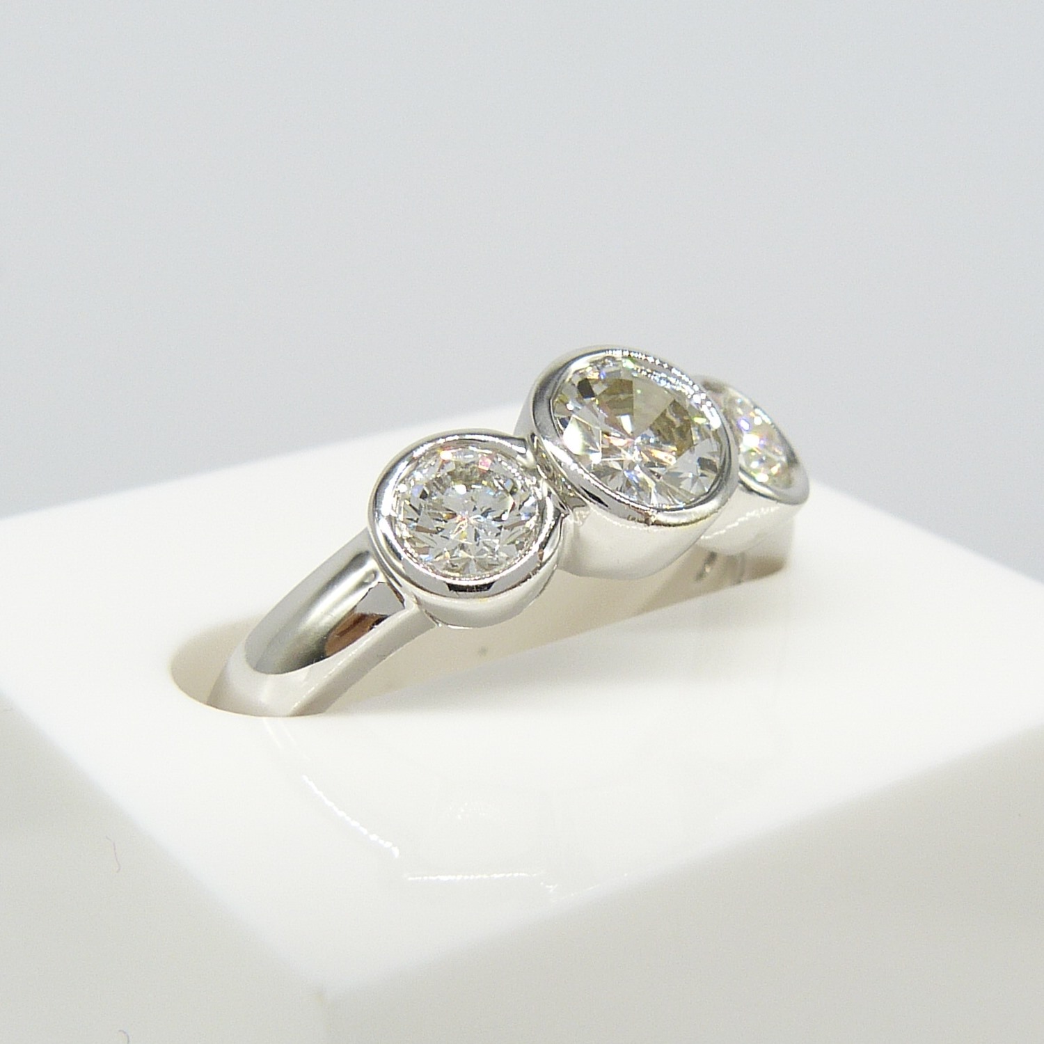 1.00 Carat Graduated Diamond 3-Stone Ring In 18ct White Gold, With Certificate - Image 3 of 8