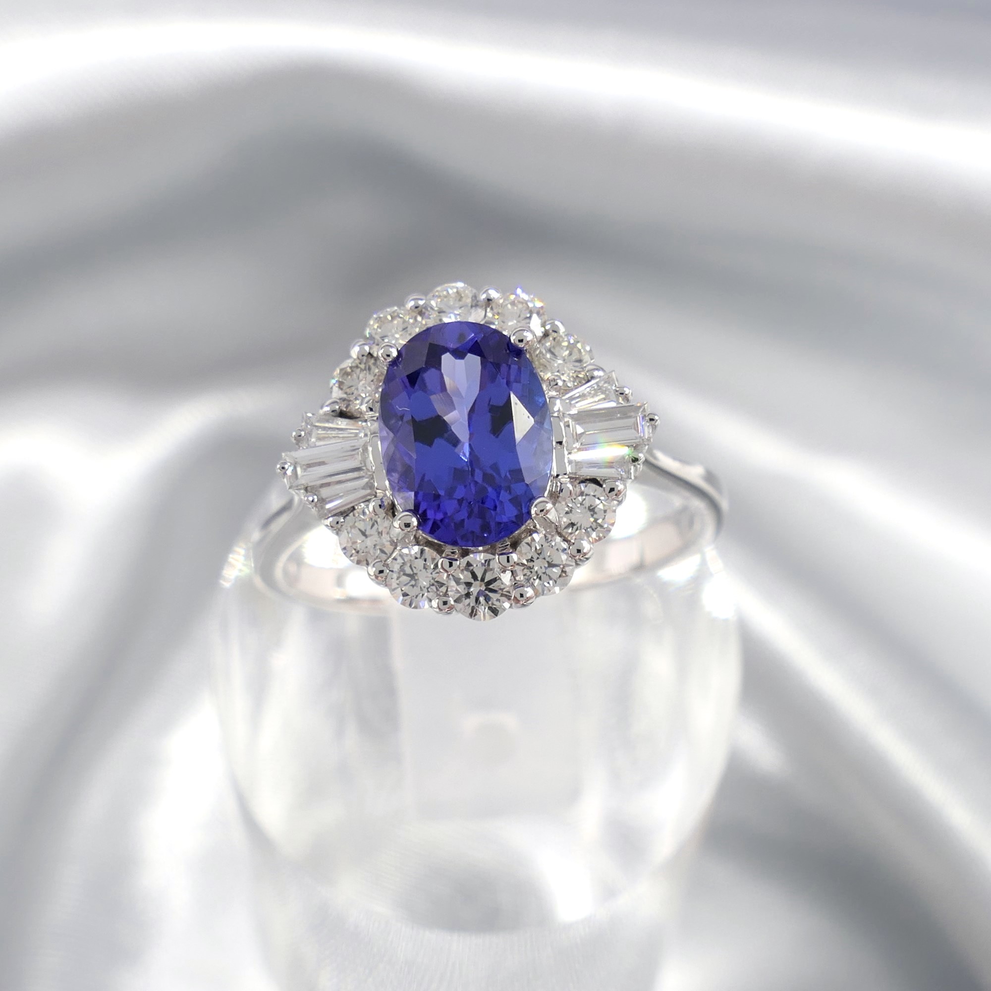 Stylish 1.37 Carat Tanzanite and 0.57 Carat Diamond Cluster Ring In 18ct White Gold - Image 5 of 7