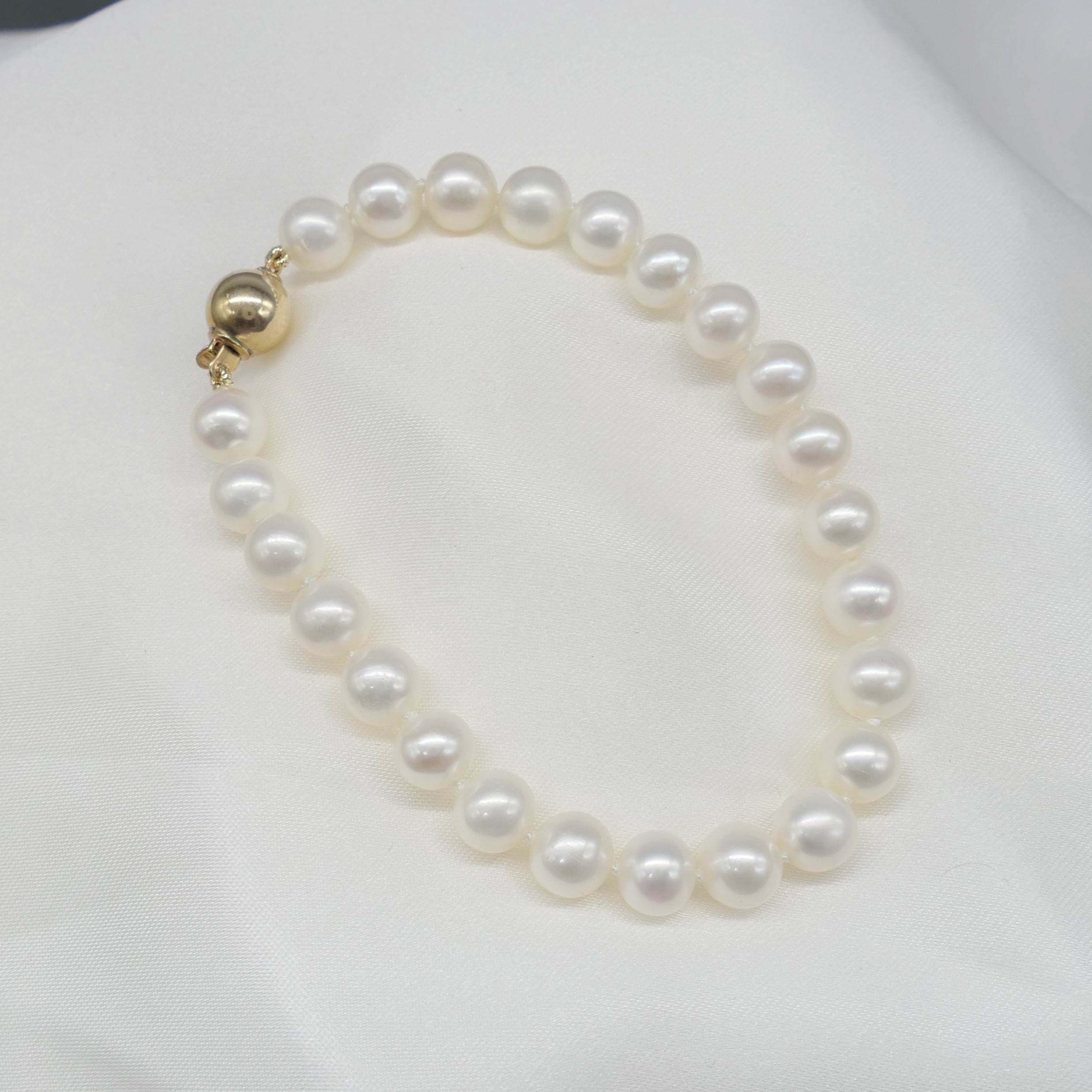 White Cultured Pearl Strung Bracelet With Yellow Gold Ball Clasp - Image 4 of 6