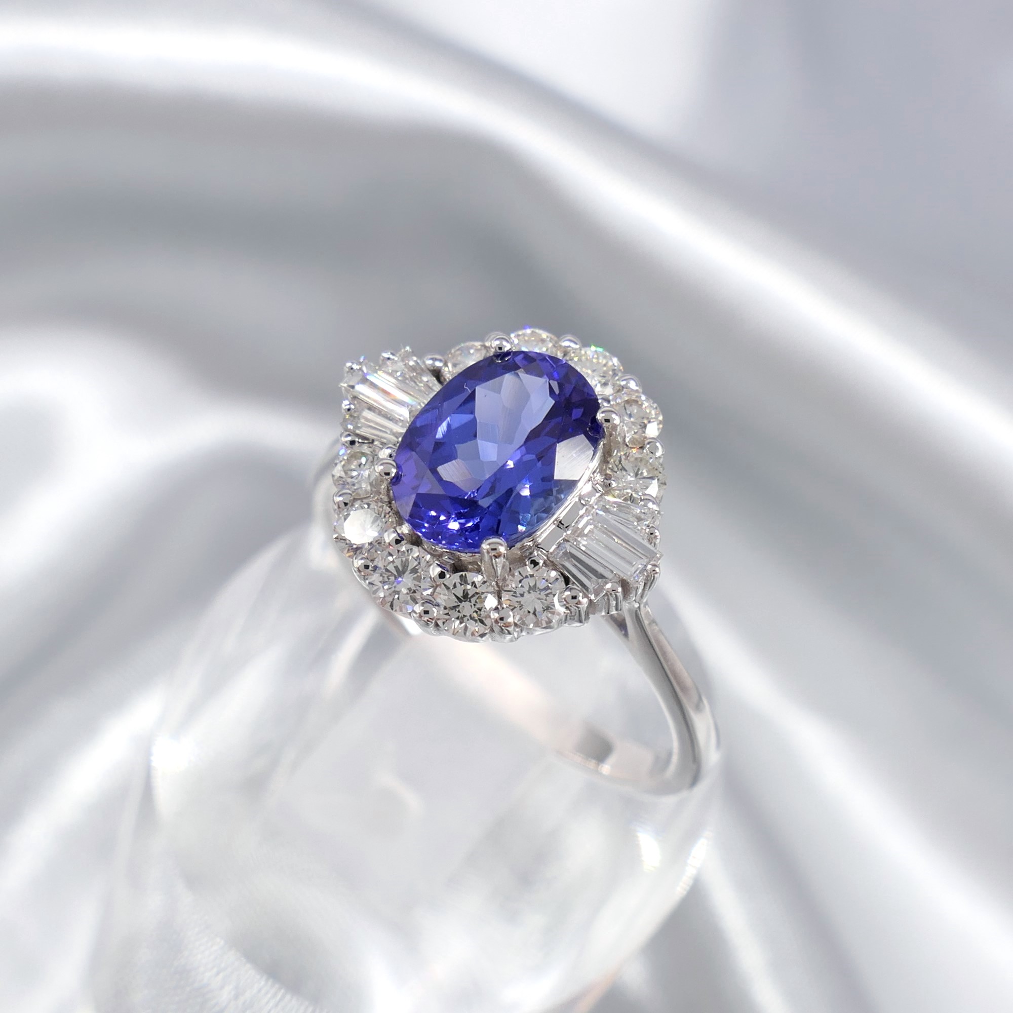 Stylish 1.37 Carat Tanzanite and 0.57 Carat Diamond Cluster Ring In 18ct White Gold - Image 6 of 7