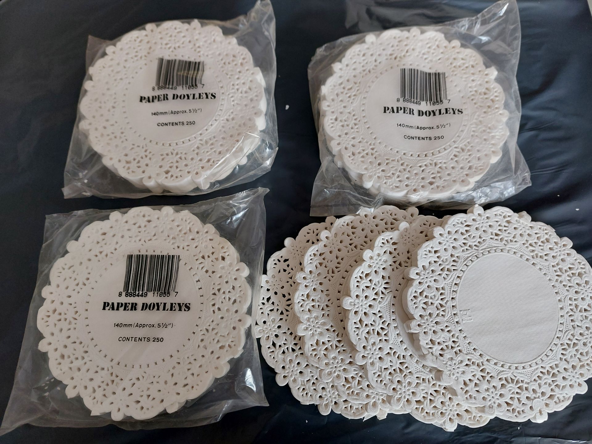 2000 x white doilies selection of sizes - Image 3 of 4