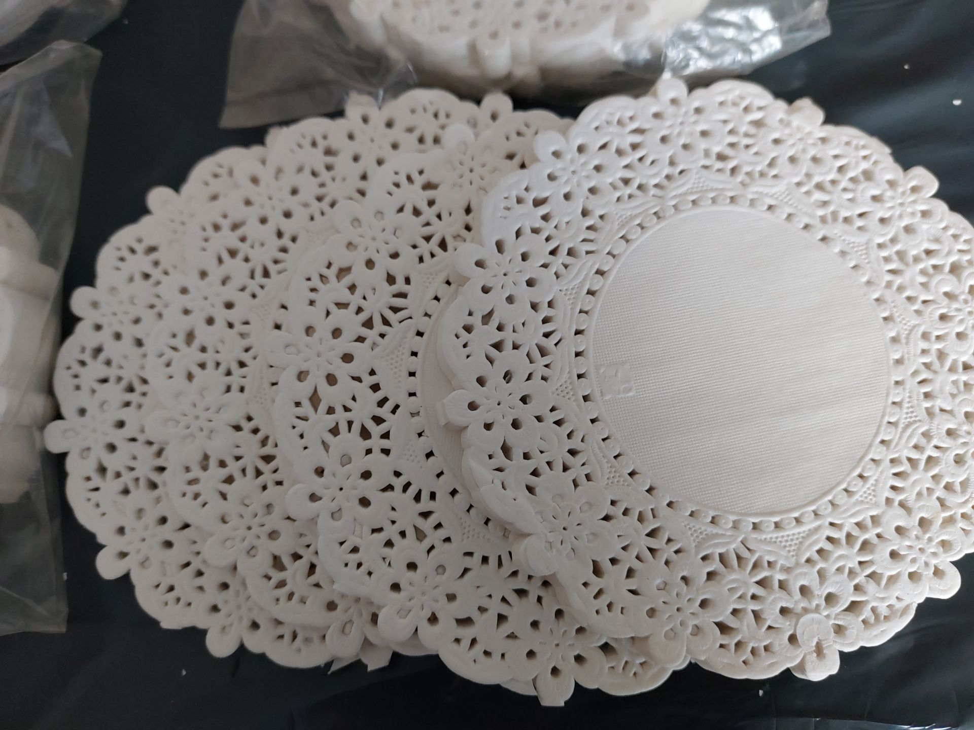 2000 x white doilies selection of sizes - Image 4 of 4
