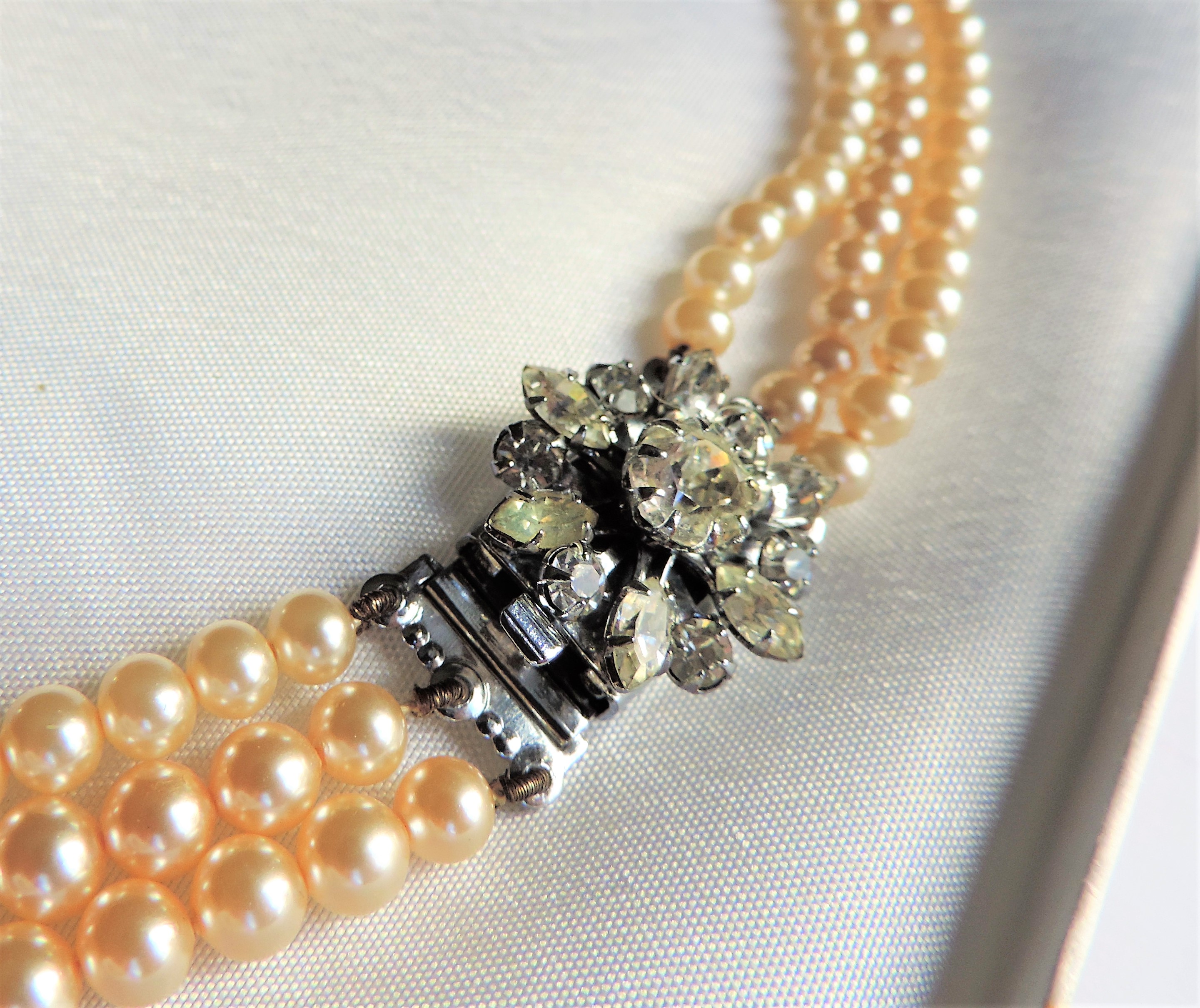 Vintage Triple Strand Pearl Necklace - Image 4 of 6