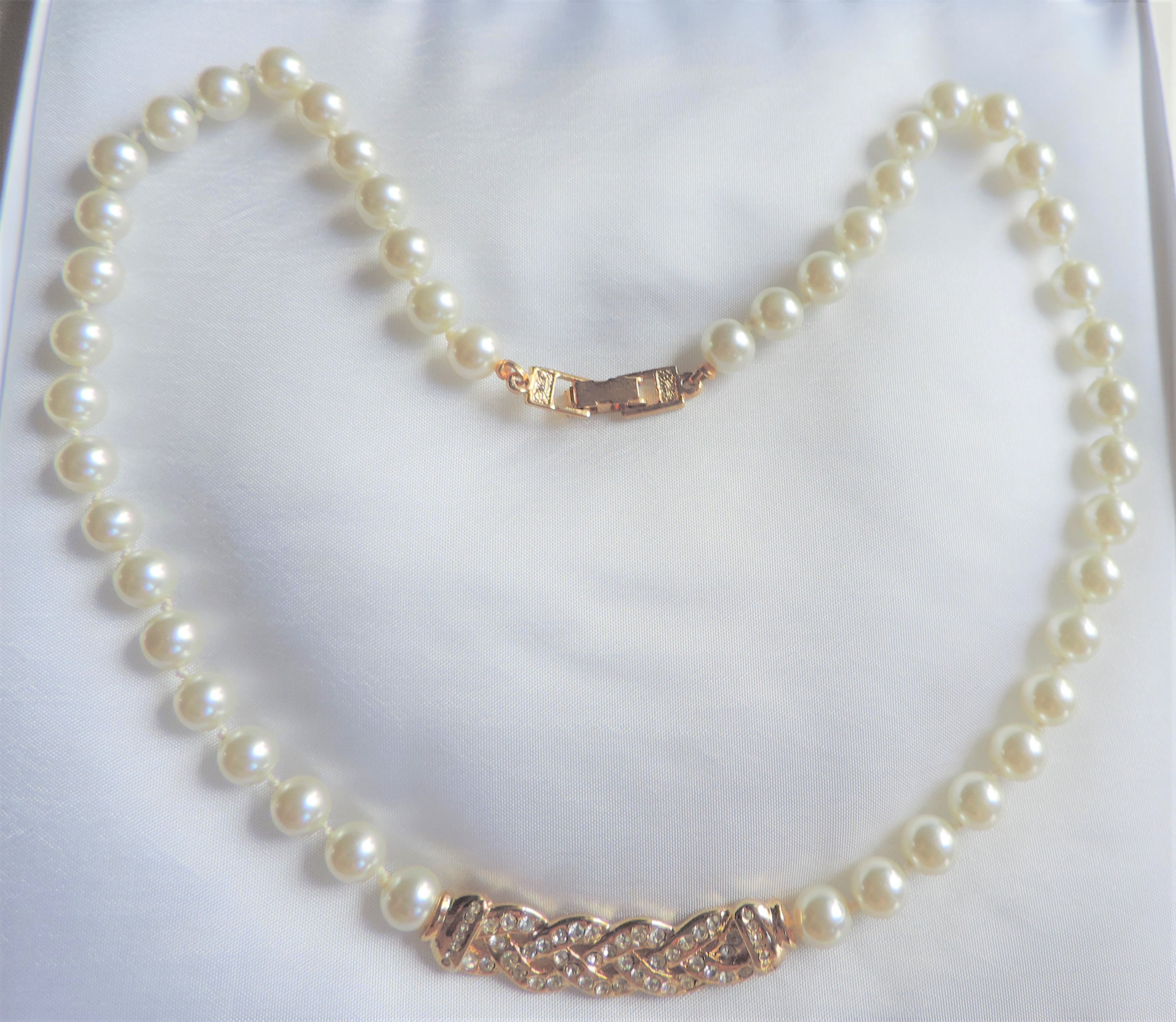 20 inch Single Strand Pearl & Crystal Necklace with Gift Pouch - Image 3 of 4