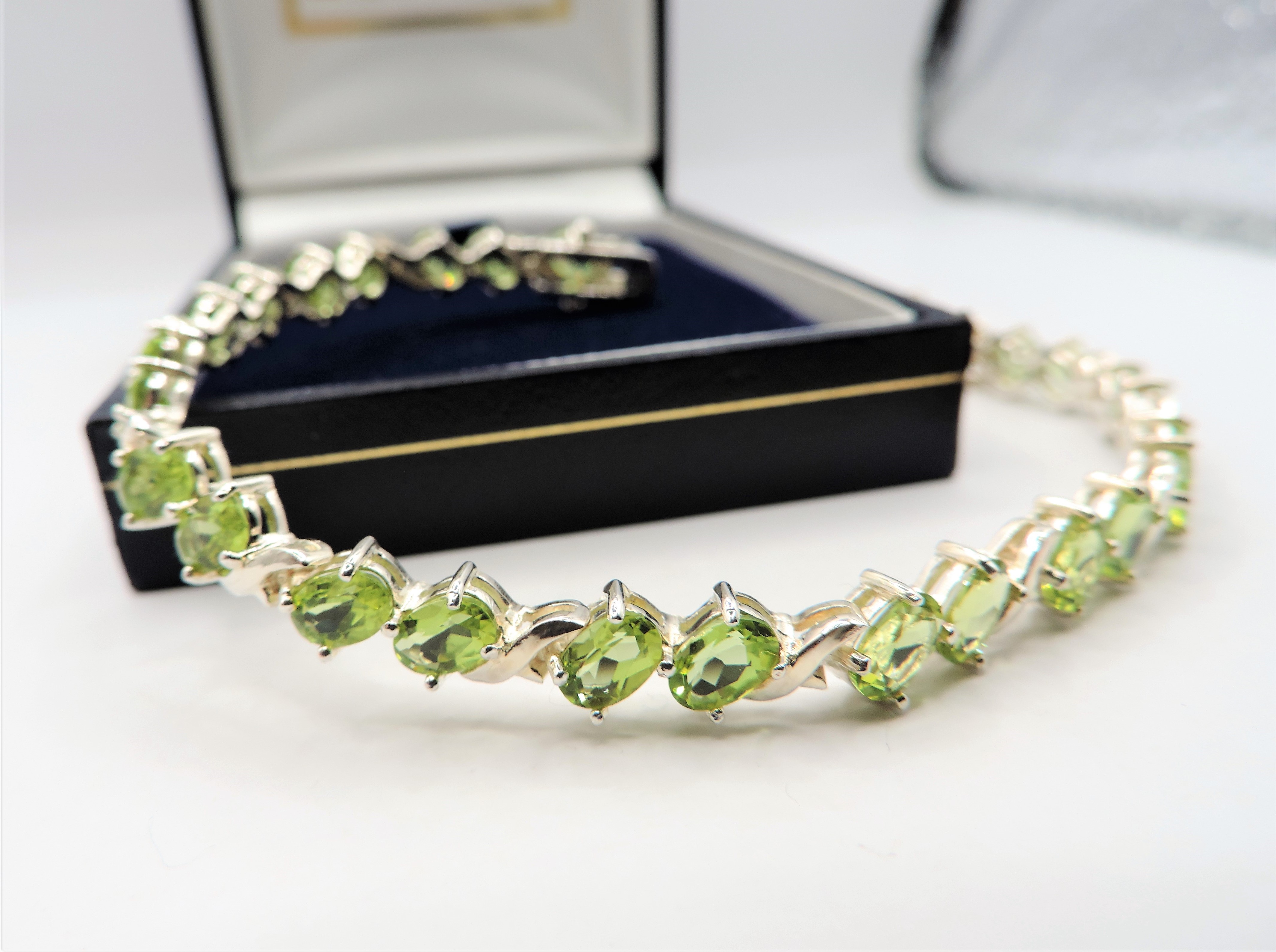 Sterling Silver 13CT 26 Peridot Gemstone Bracelet 'New' with Gift Box - Image 4 of 6