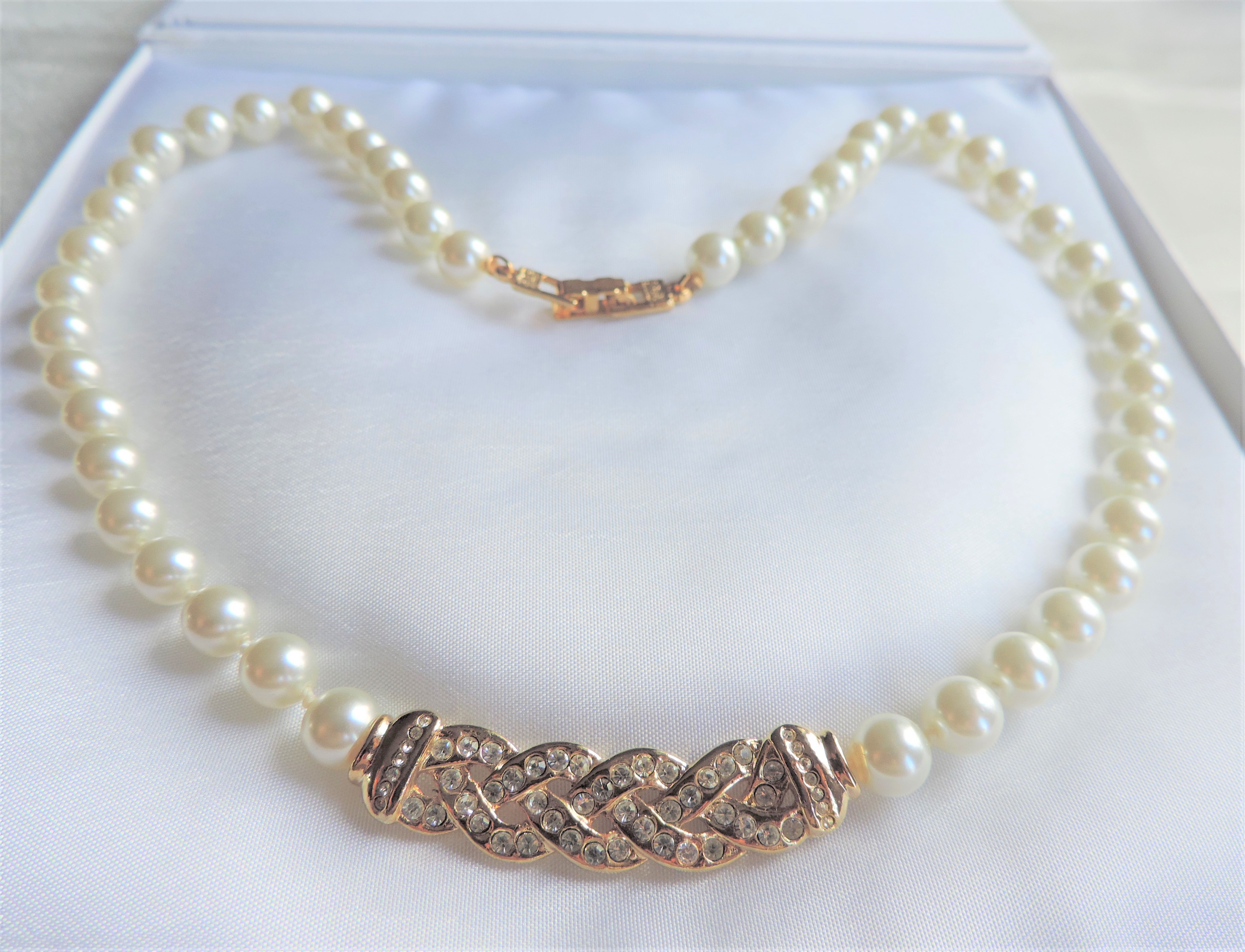 20 inch Single Strand Pearl & Crystal Necklace with Gift Pouch - Image 2 of 4