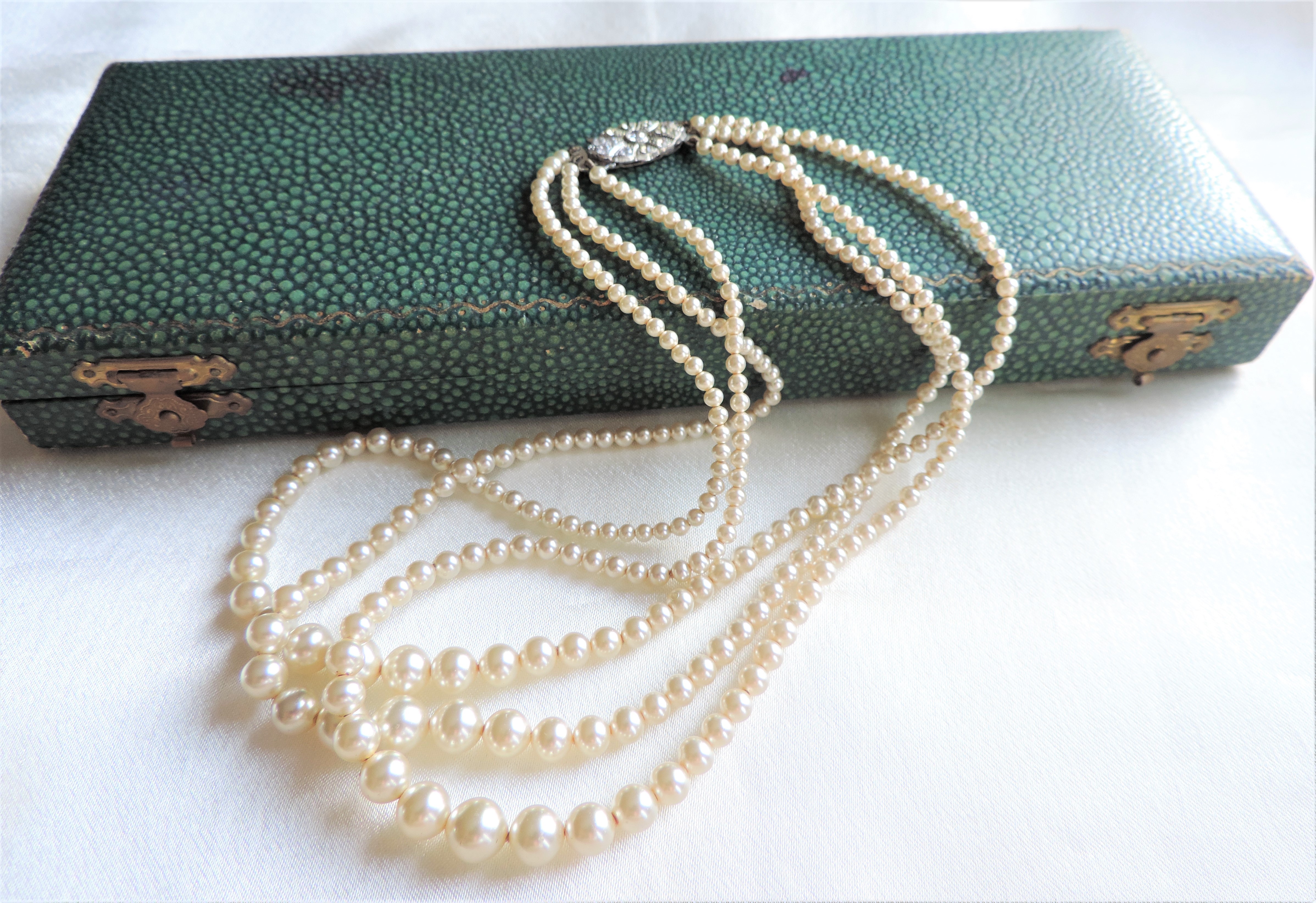 Vintage Triple Strand Graduated Pearl Necklace in Original Box - Image 4 of 4