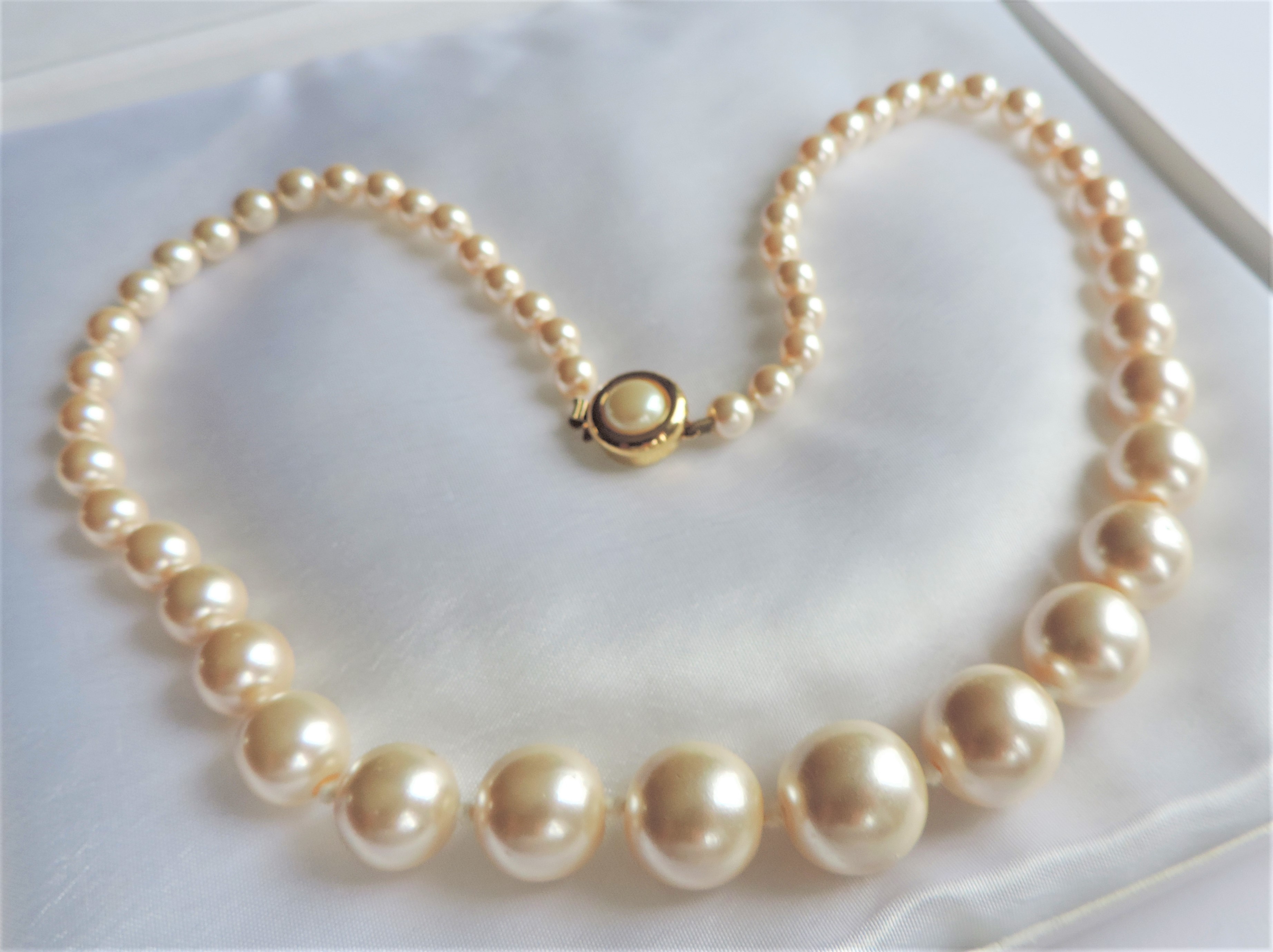 18.5 inch Single Row Graduated Pearl Necklace with Gift Pouch