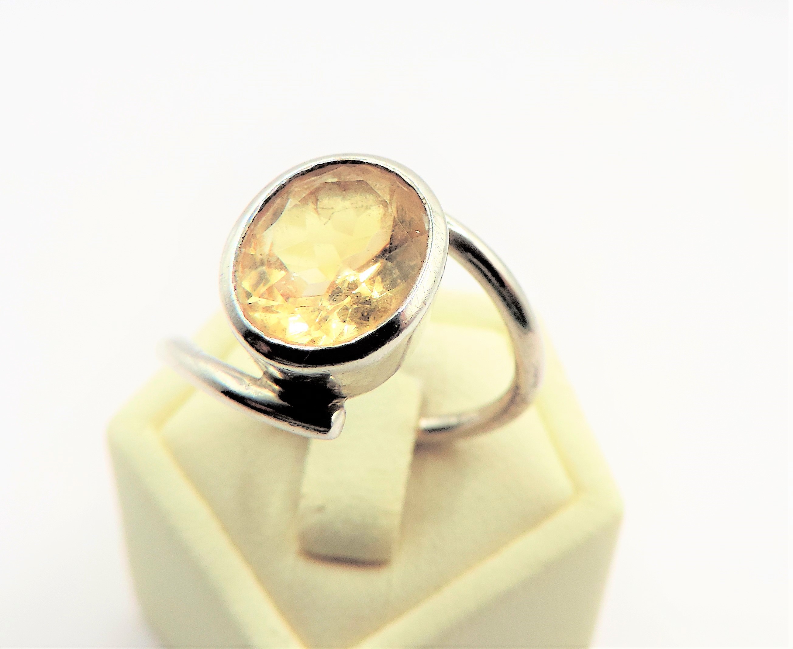 Retro Circa 1970's Hand Made Sterling Silver 3CT Solitaire Citrine Ring - Image 4 of 4