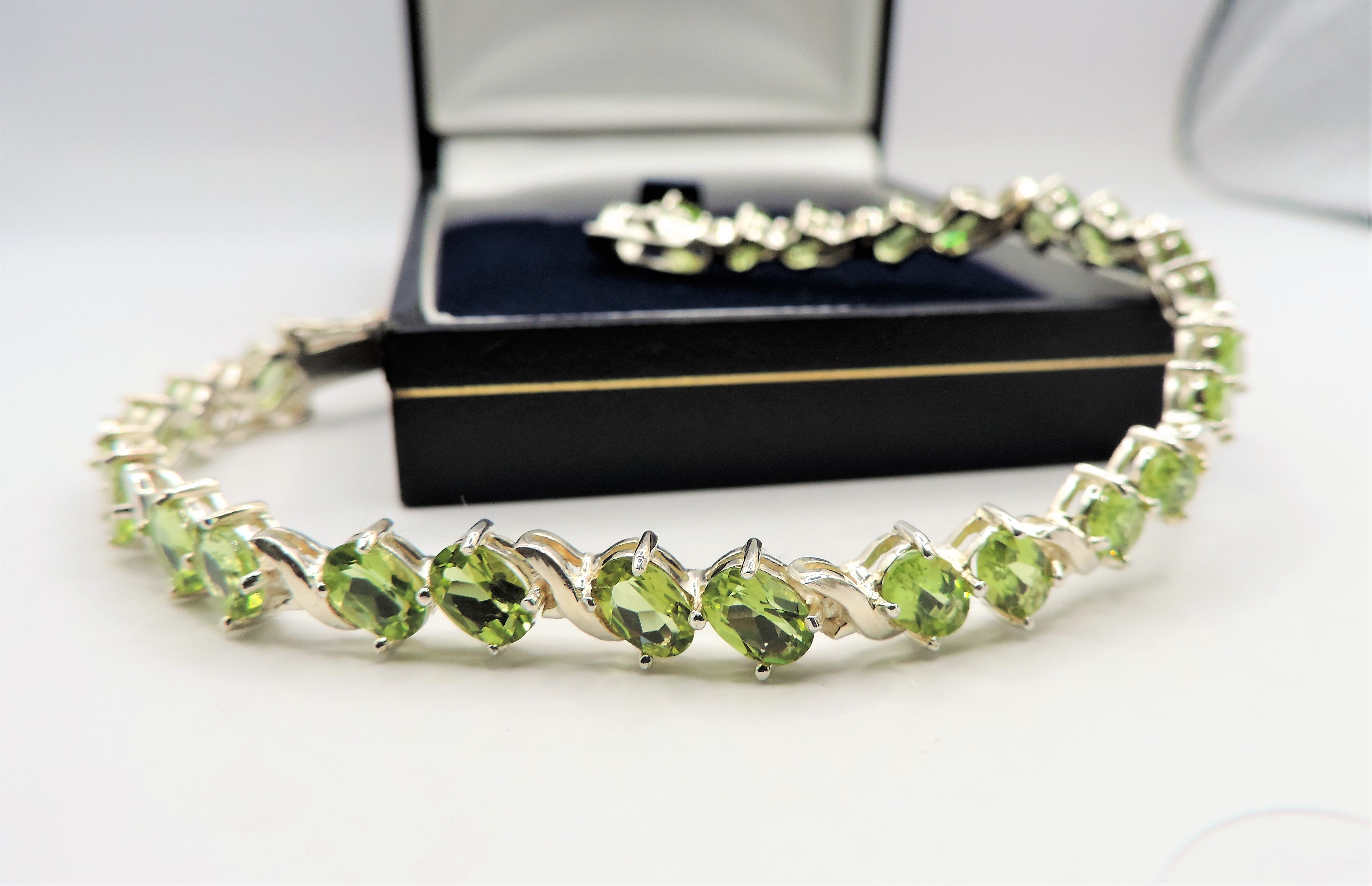 Sterling Silver 13CT 26 Peridot Gemstone Bracelet 'New' with Gift Box - Image 2 of 6