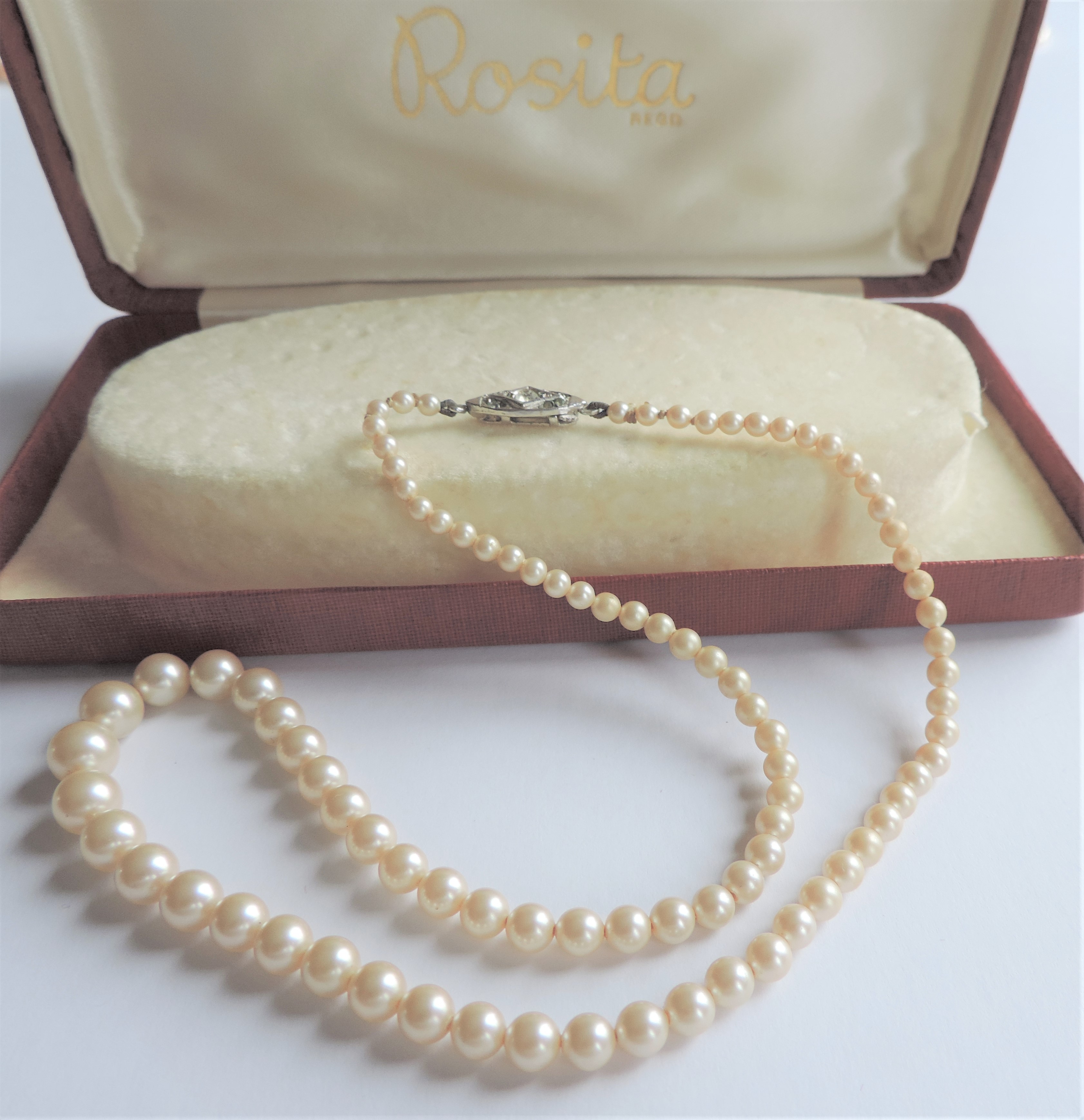 Vintage 17 inch Single Strand Rosita Pearl Necklace with Presentation Box - Image 2 of 3