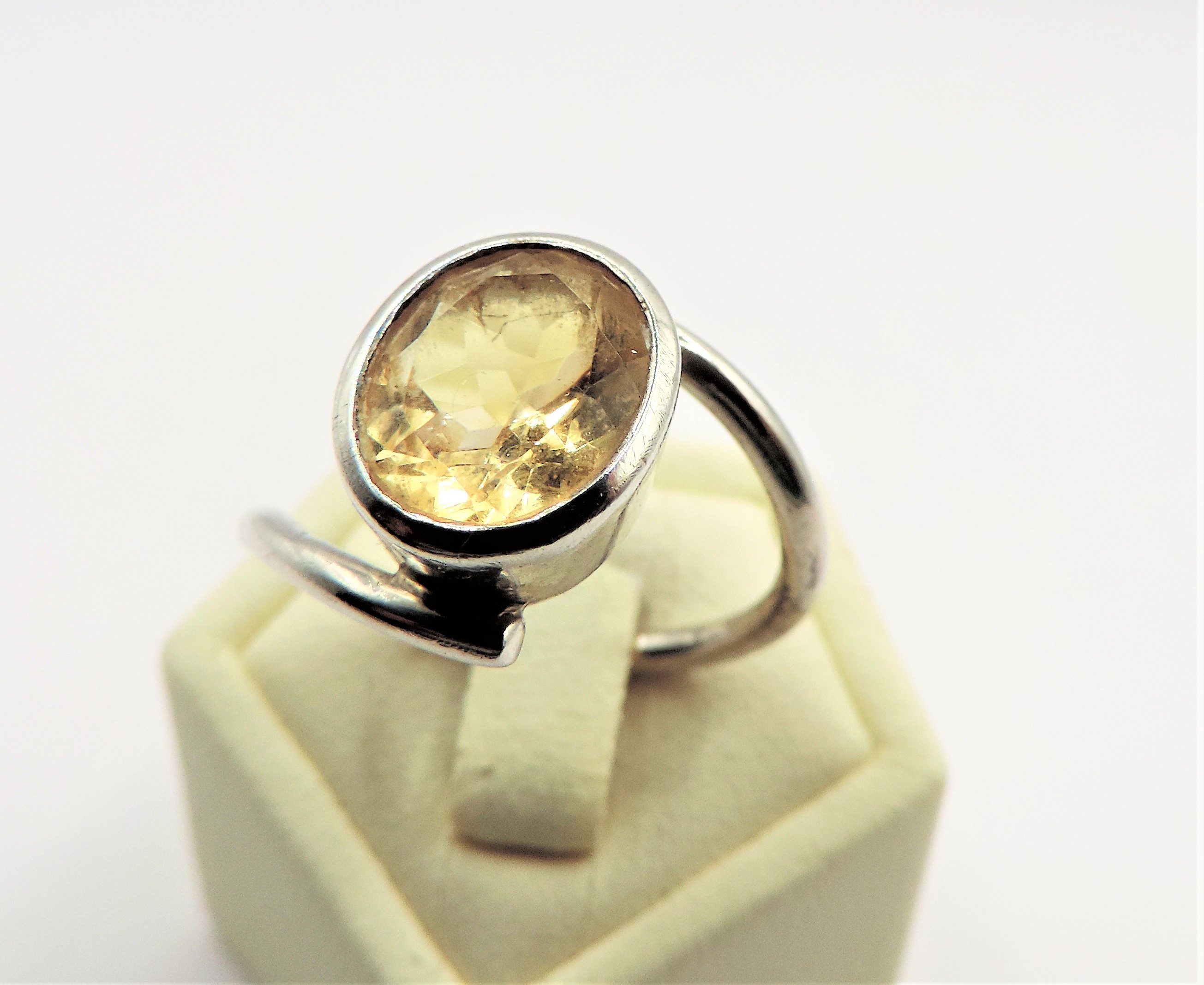 Retro Circa 1970's Hand Made Sterling Silver 3CT Solitaire Citrine Ring - Image 2 of 4