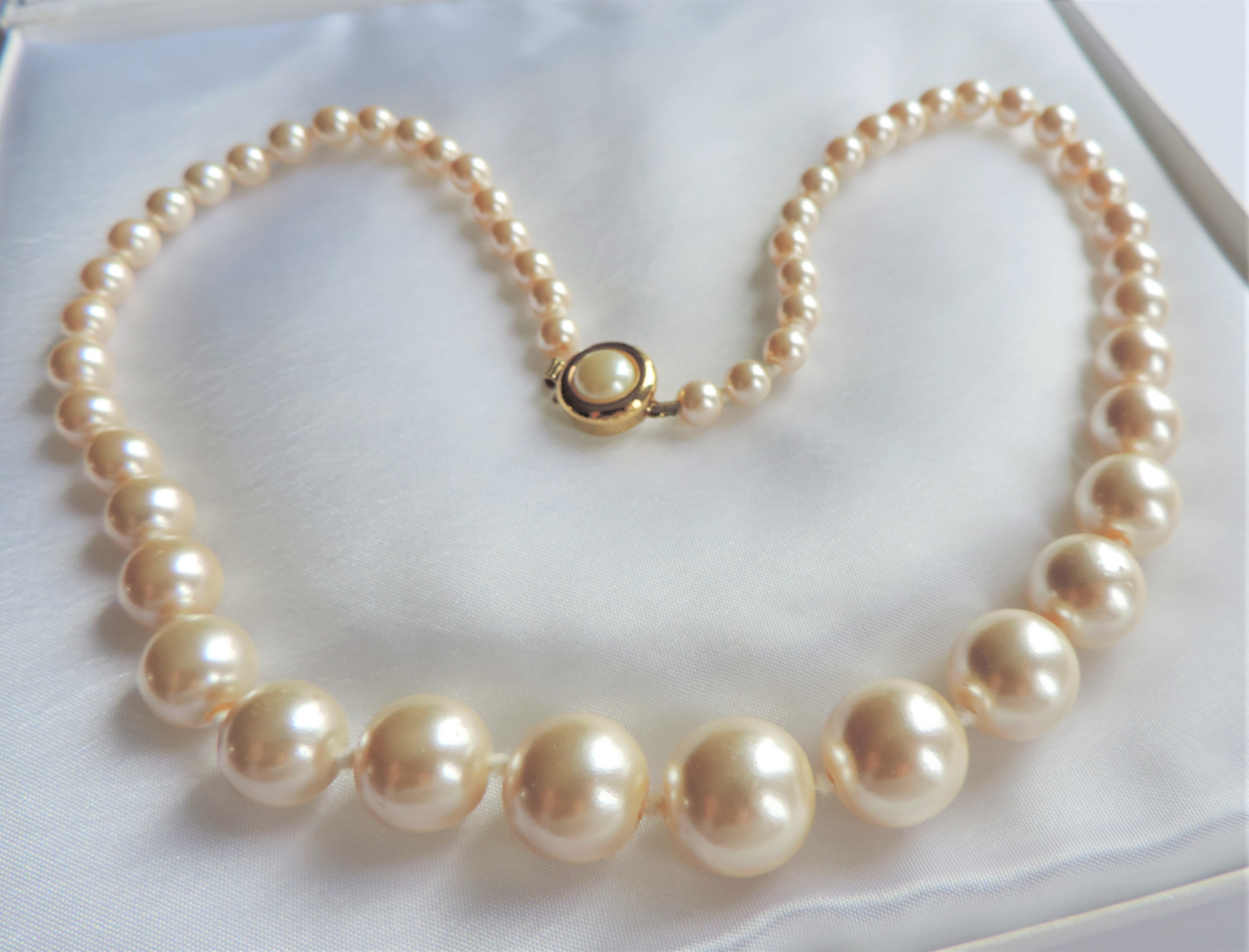 18.5 inch Single Row Graduated Pearl Necklace with Gift Pouch - Image 2 of 2