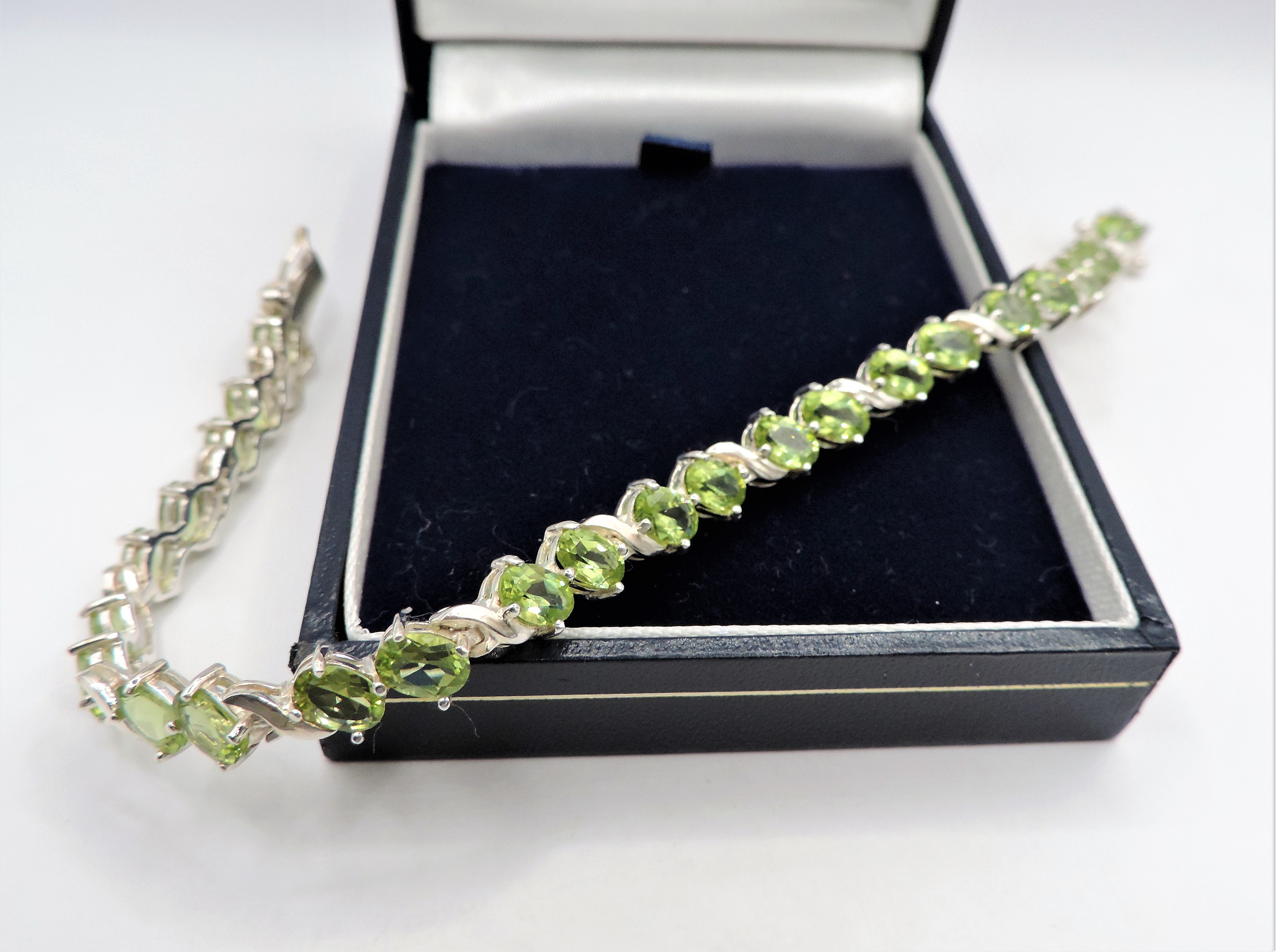 Sterling Silver 13CT 26 Peridot Gemstone Bracelet 'New' with Gift Box - Image 5 of 6