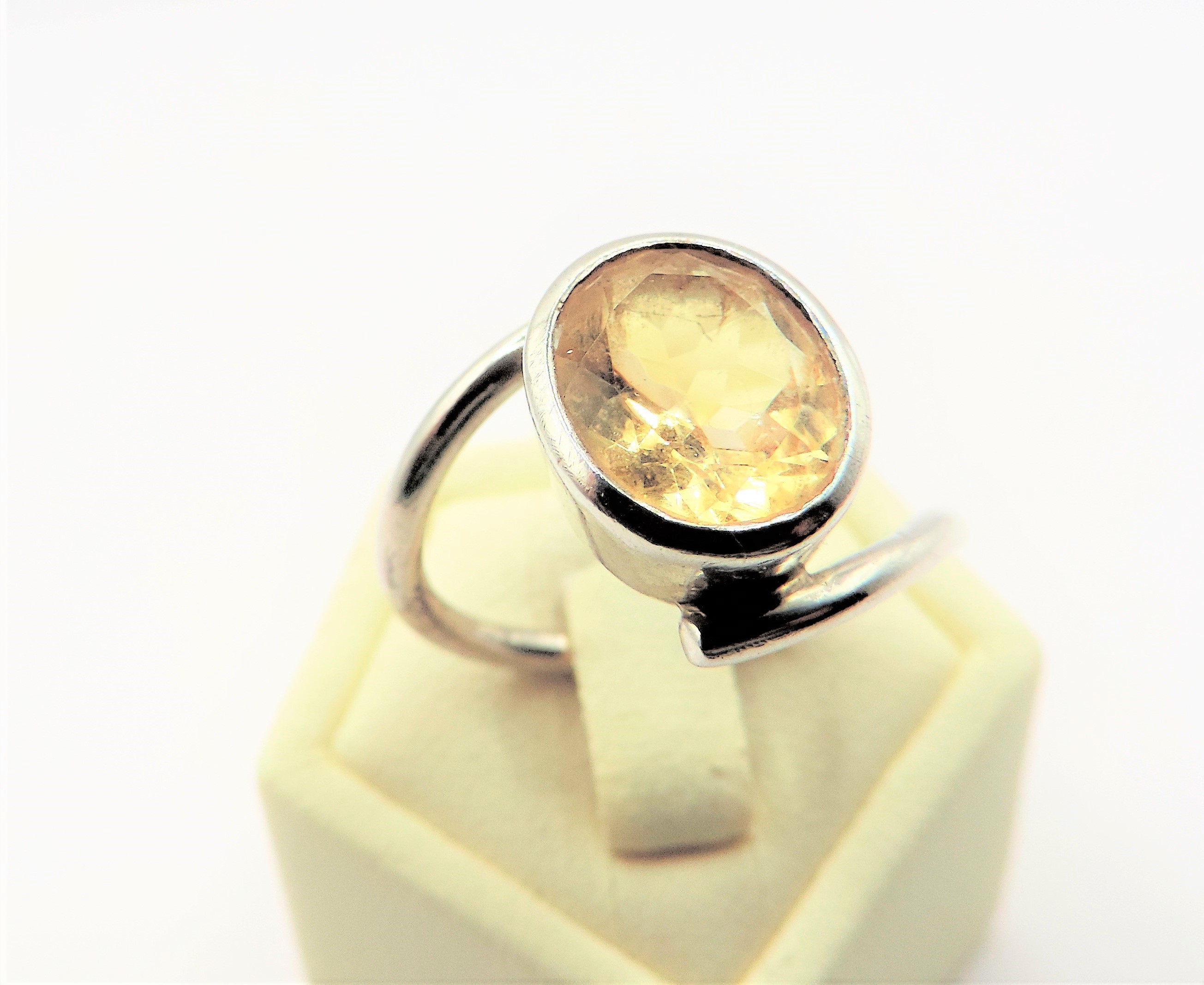 Retro Circa 1970's Hand Made Sterling Silver 3CT Solitaire Citrine Ring - Image 3 of 4