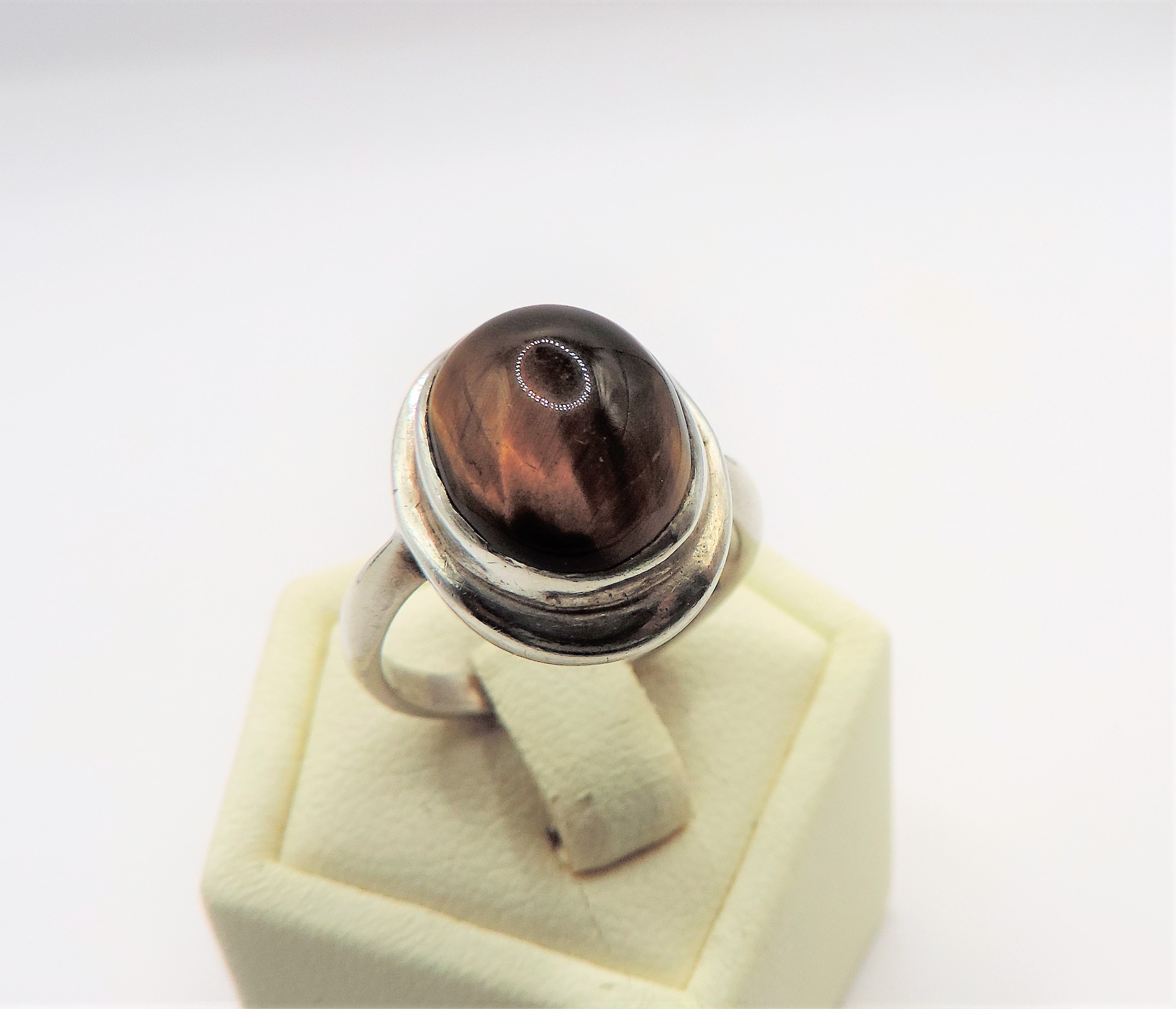 Circa 1970's Artisan Sterling Silver Cabochon Tigers Eye Ring - Image 4 of 4