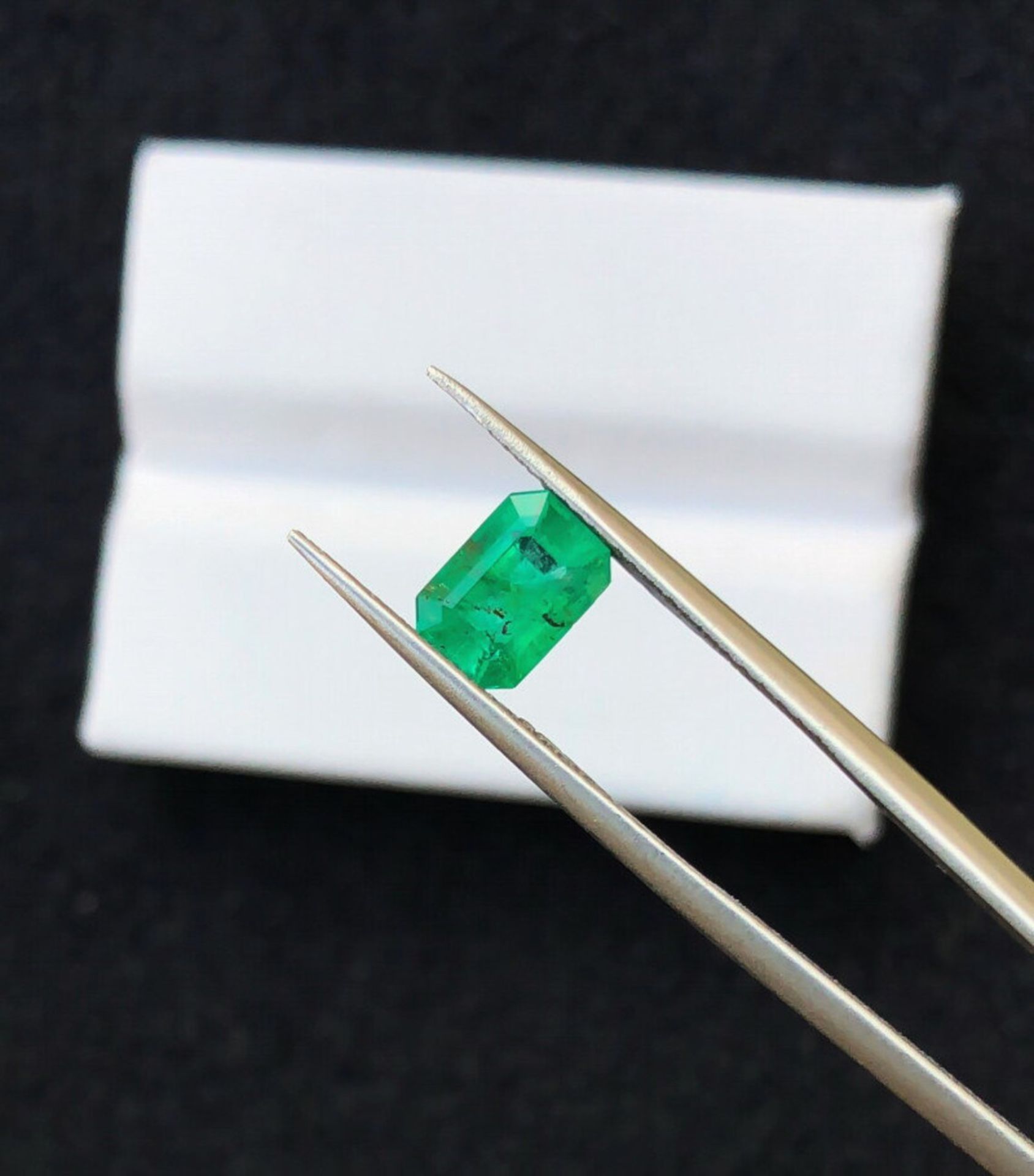 Certified Emerald 0.97Ct, Rectangular Step Cut Gemstone - Image 2 of 5