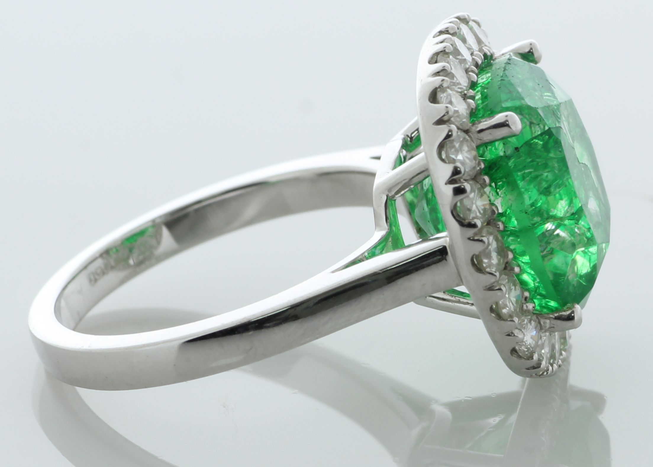 18ct White Gold cushion Emerald and Diamond Cluster Ring (7.99) 1.07 Carats - Image 5 of 5