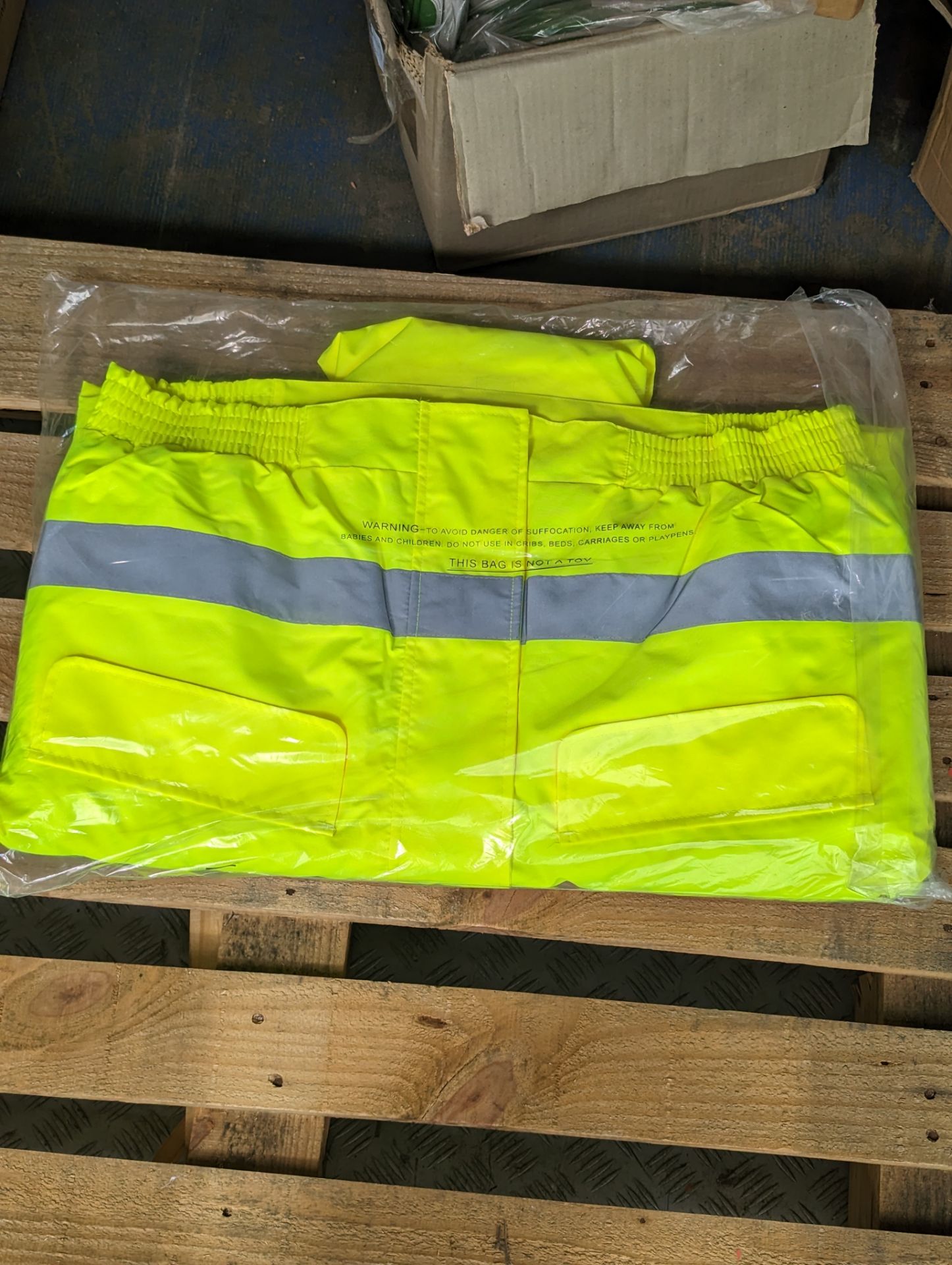 10x Hi-Viz Waterproof Green Jackets, Hooded - Bild 3 aus 3