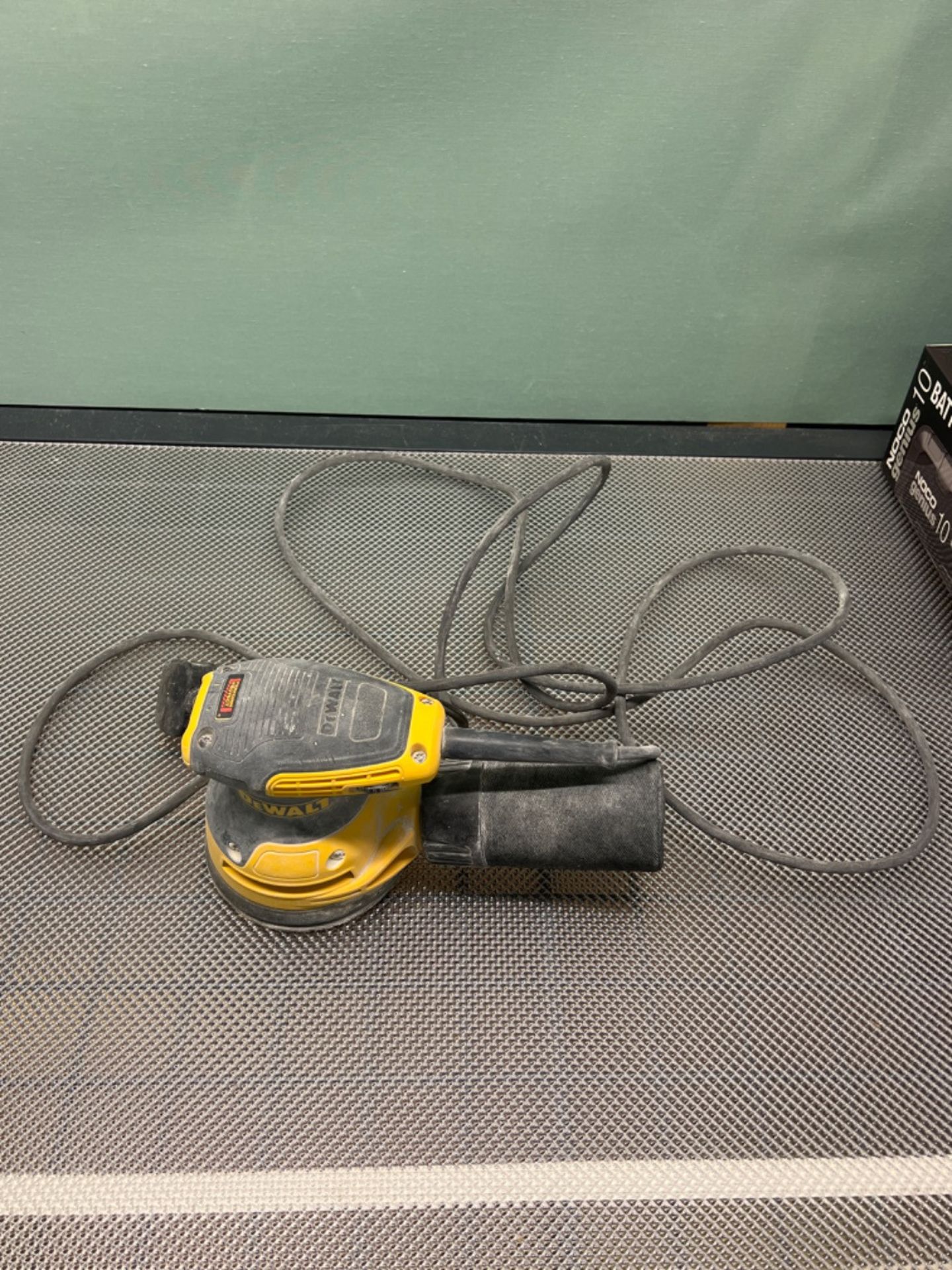 Dewalt DEWDWE6423 Eccentric Sander, Yellow / Black - Image 3 of 3